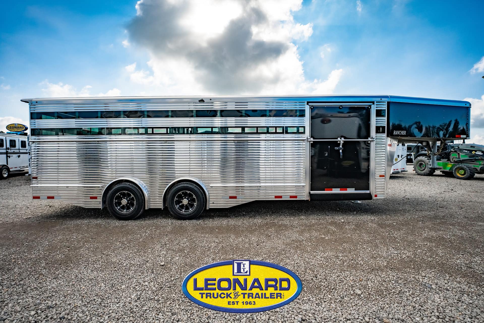 2024 NEW 24' SUNDOWNER RANCHER GOOSENECK STOCK TRAILER – 41907