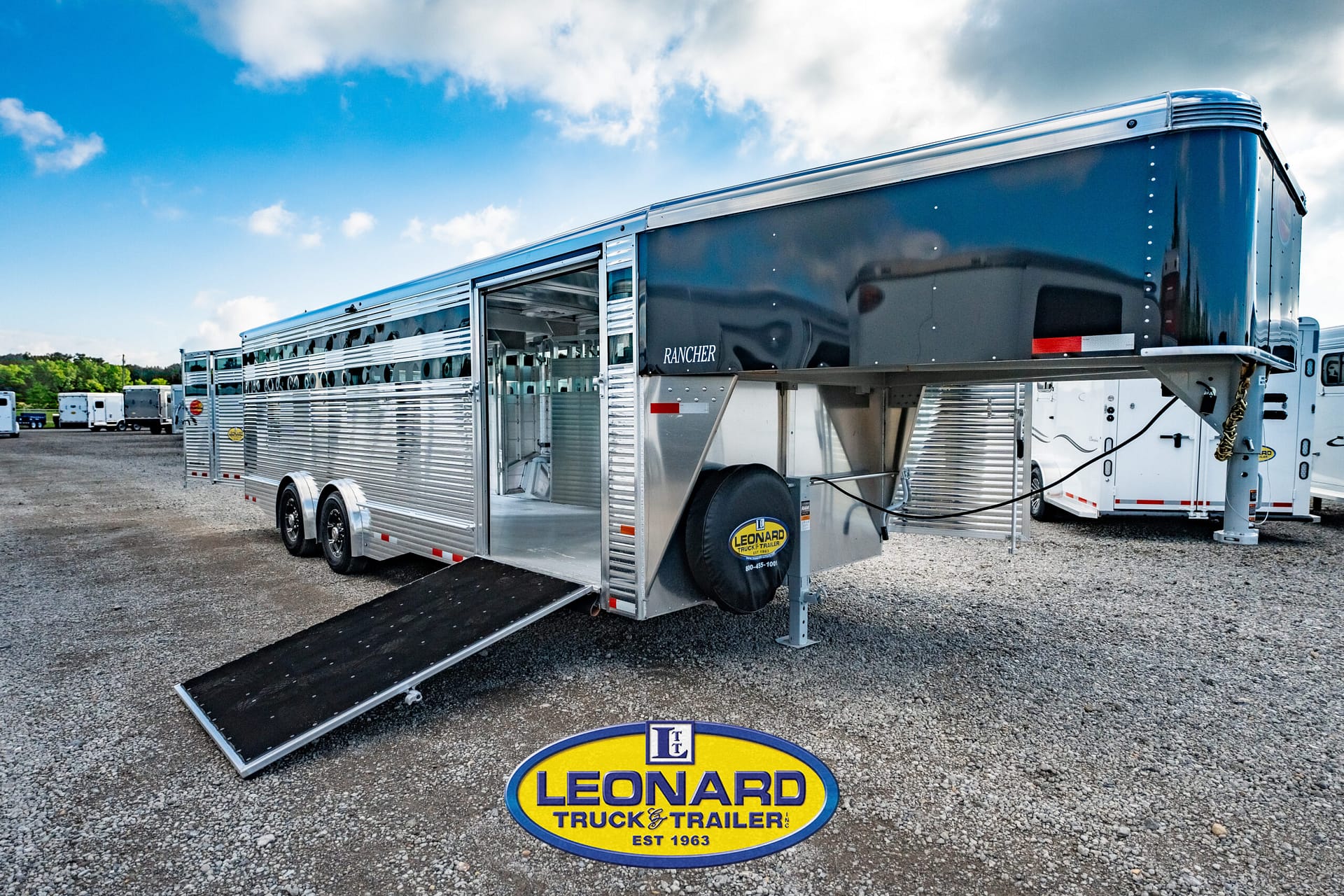 2024 NEW 24' SUNDOWNER RANCHER GOOSENECK STOCK TRAILER – 41907