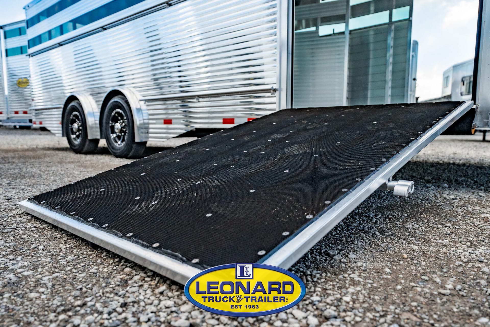 2024 NEW 24' SUNDOWNER RANCHER GOOSENECK STOCK TRAILER – 41907