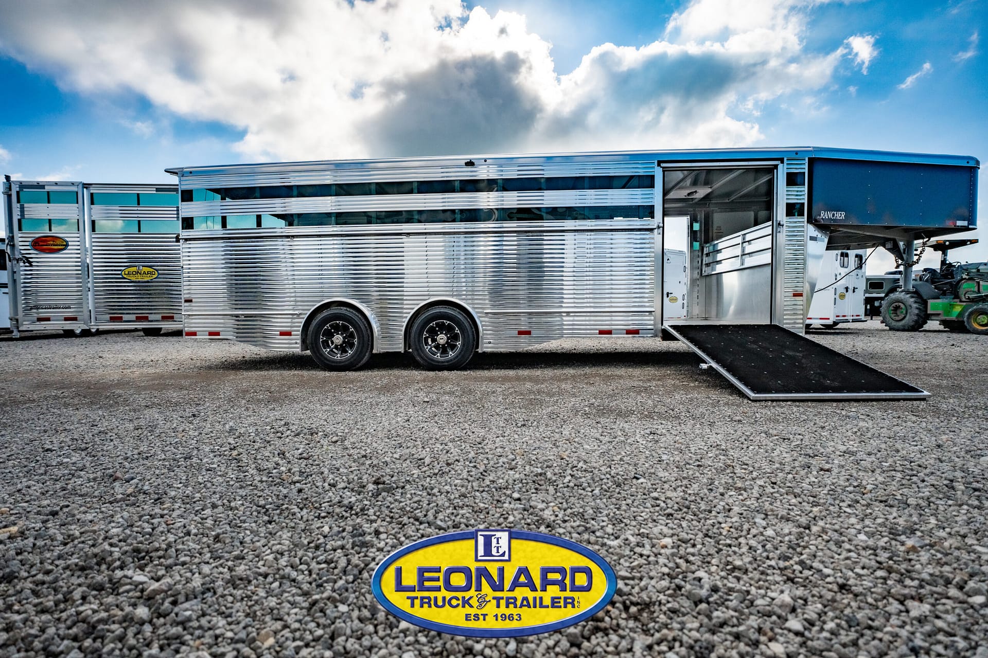 2024 NEW 24' SUNDOWNER RANCHER GOOSENECK STOCK TRAILER – 41907