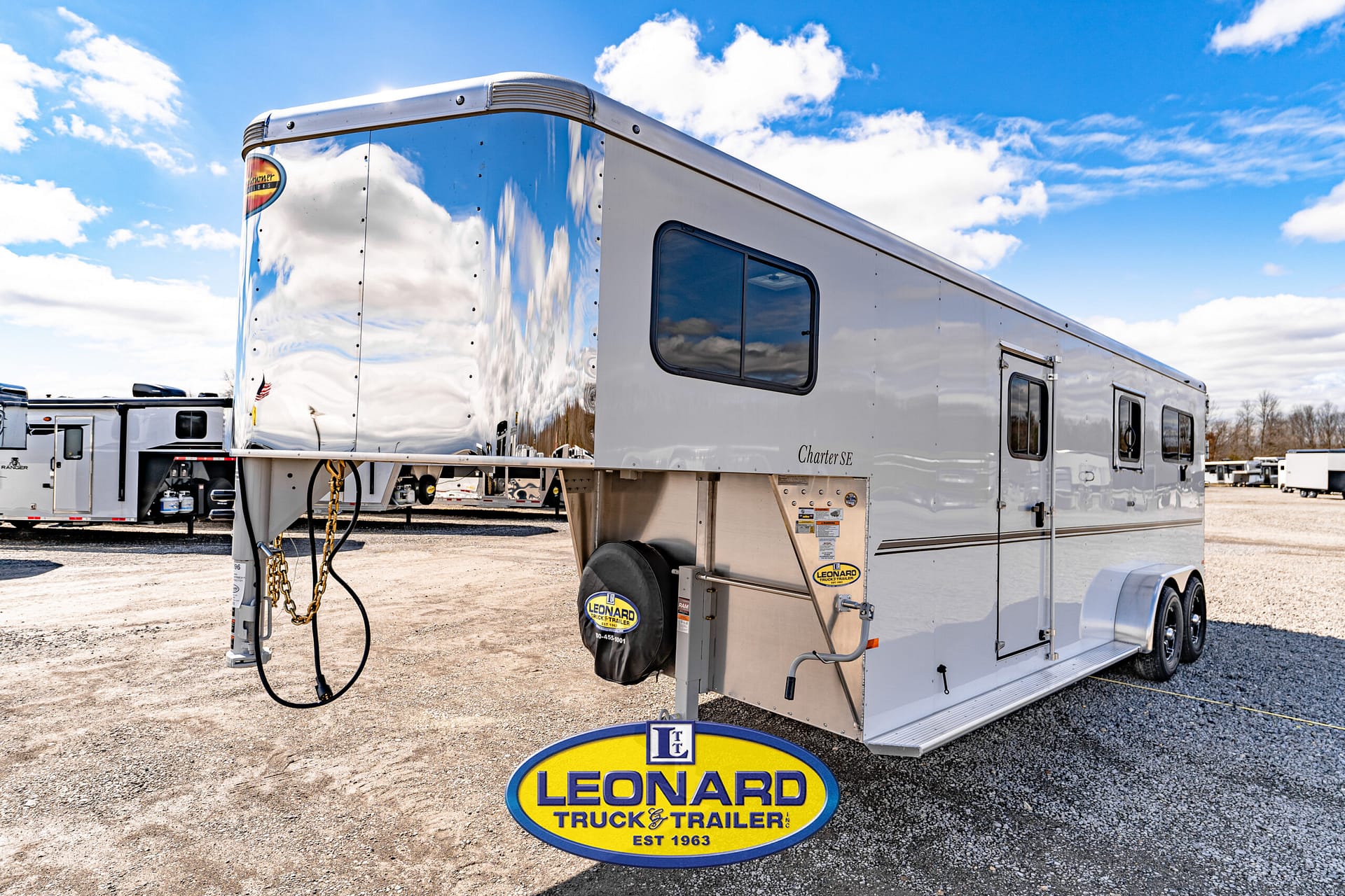 2024 New 3 Horse Sundowner Charter TRSE2+1 Gooseneck Horse Trailer – 42096