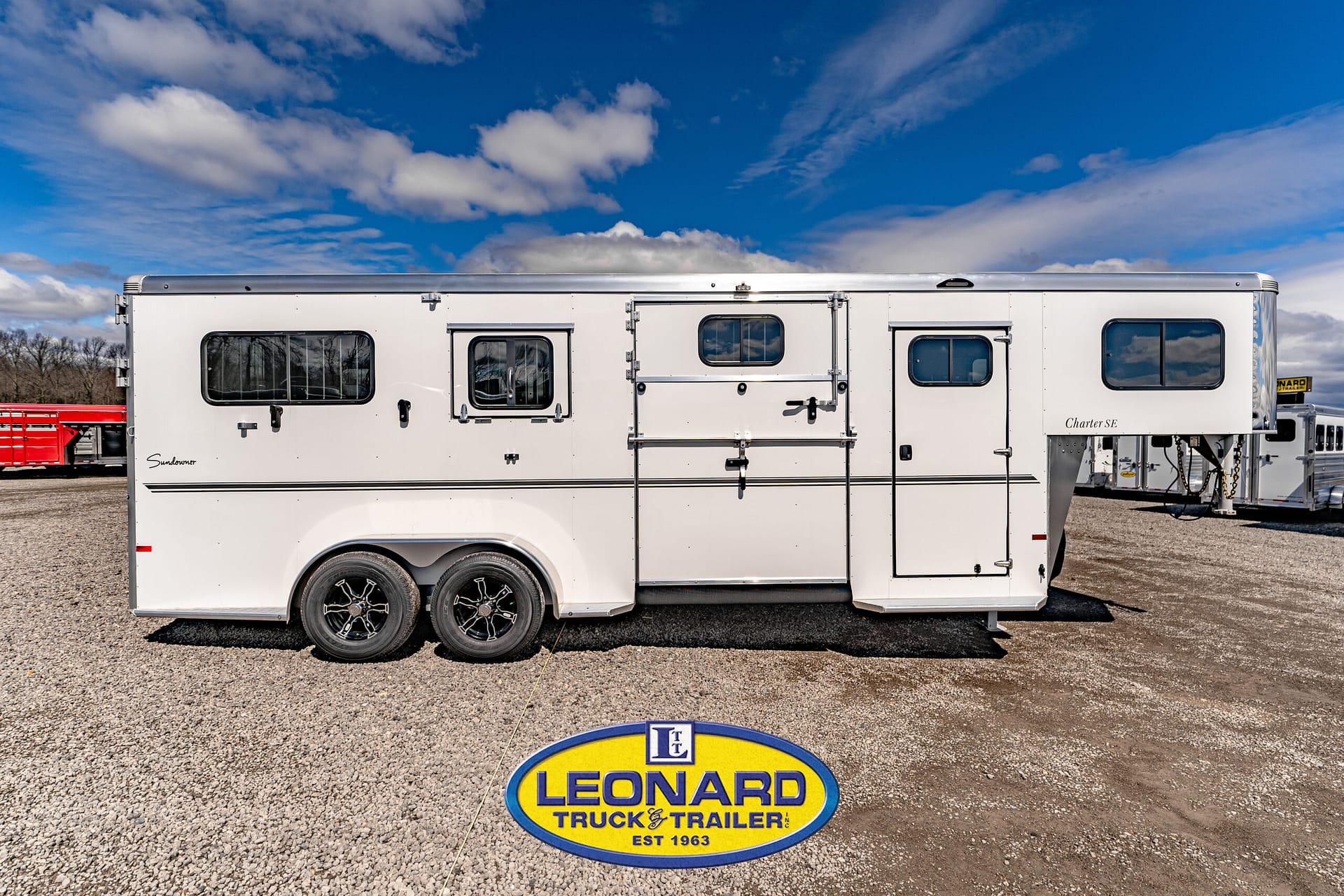 2024 New 3 Horse Sundowner Charter TRSE2+1 Gooseneck Horse Trailer – 42096