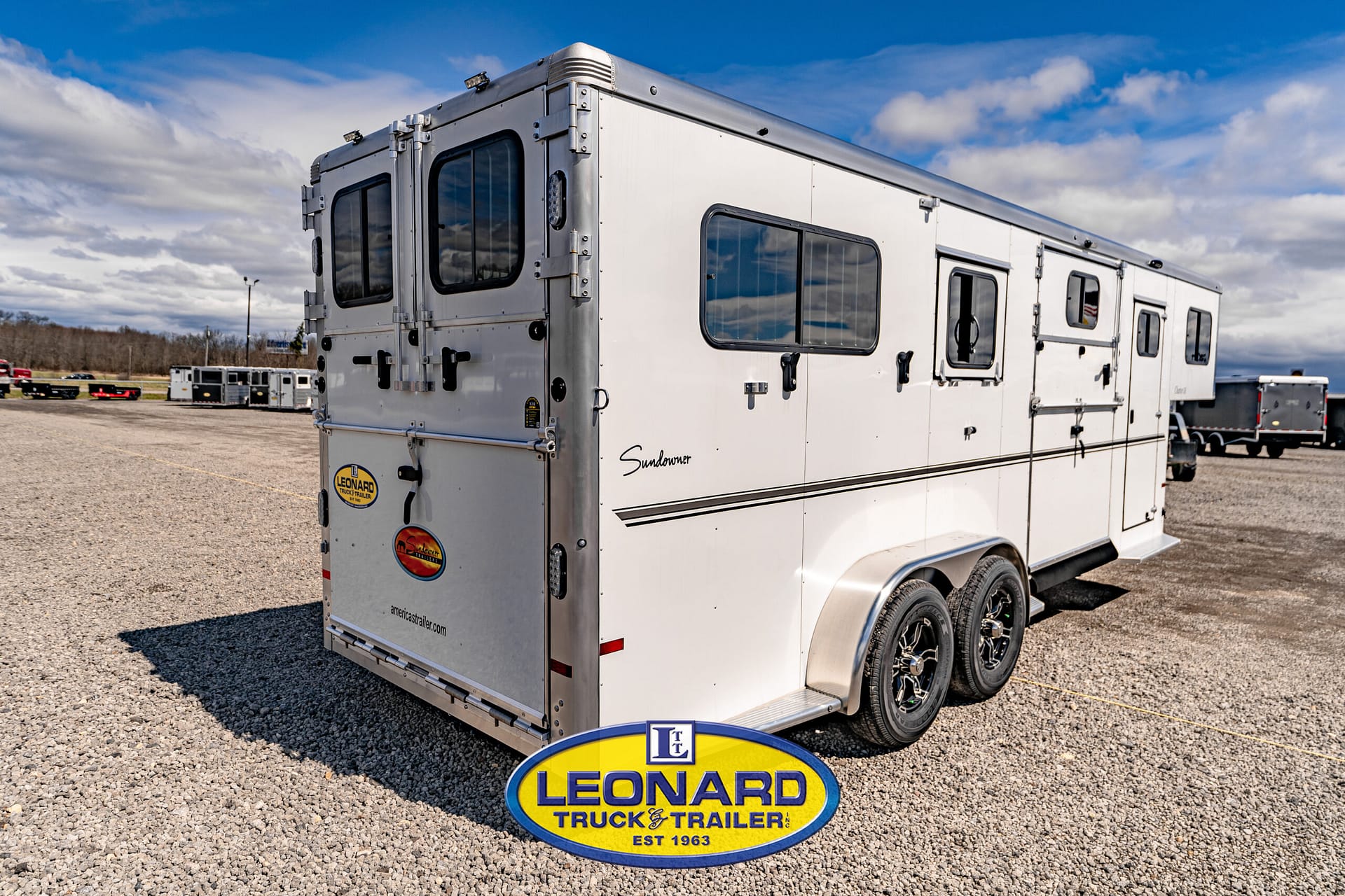 2024 New 3 Horse Sundowner Charter TRSE2+1 Gooseneck Horse Trailer – 42096