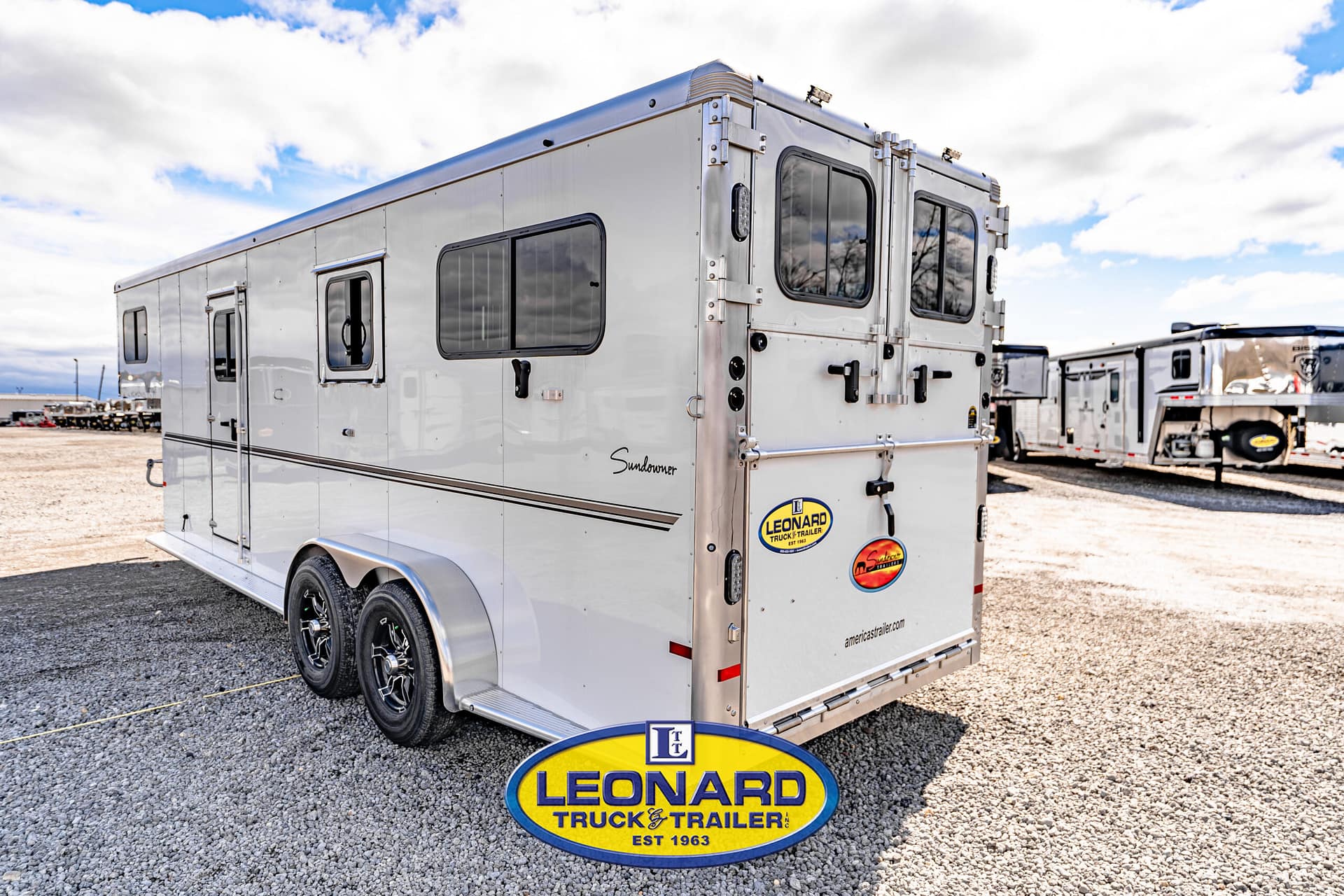 2024 New 3 Horse Sundowner Charter TRSE2+1 Gooseneck Horse Trailer – 42096