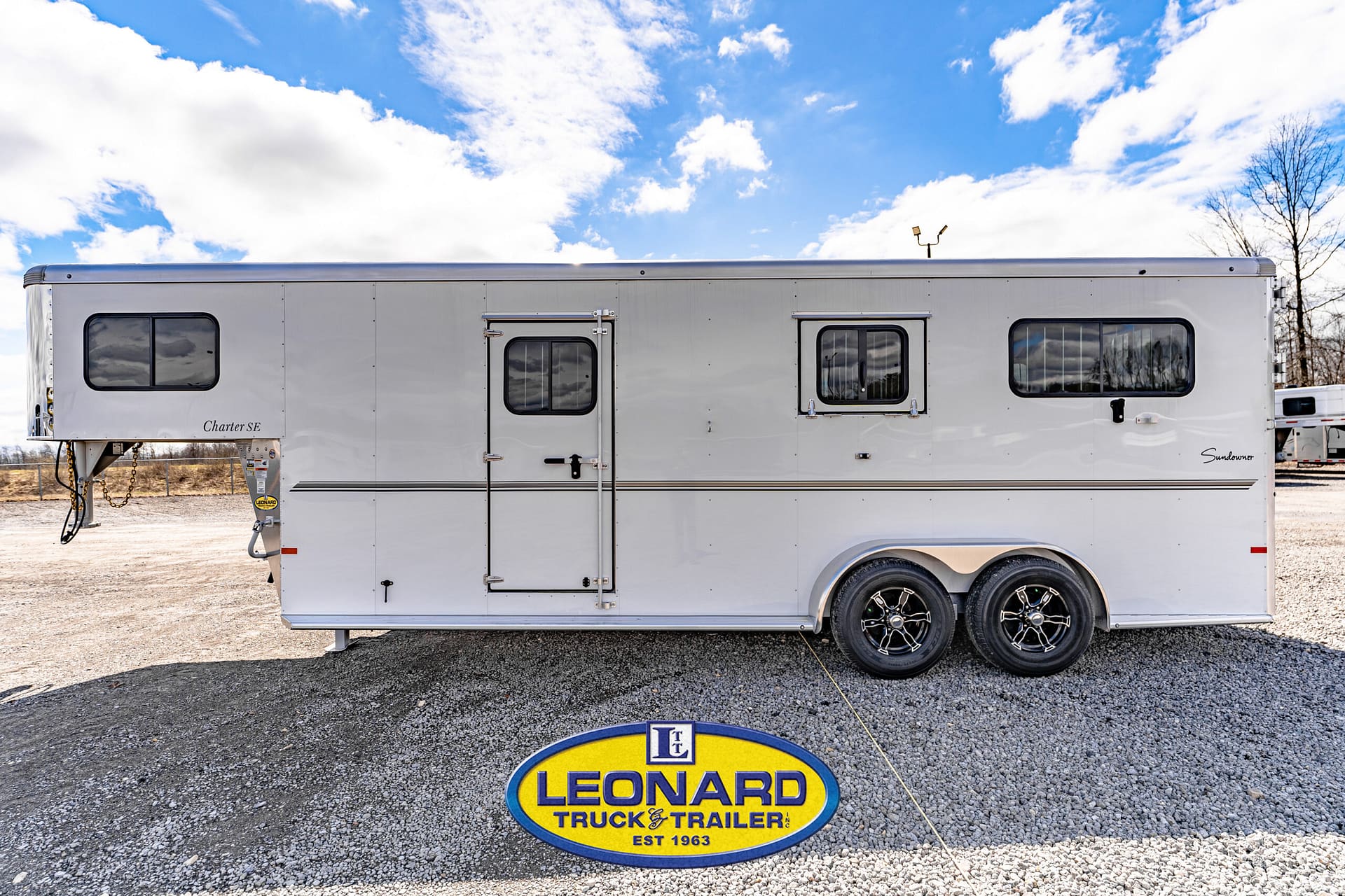 2024 New 3 Horse Sundowner Charter TRSE2+1 Gooseneck Horse Trailer – 42096