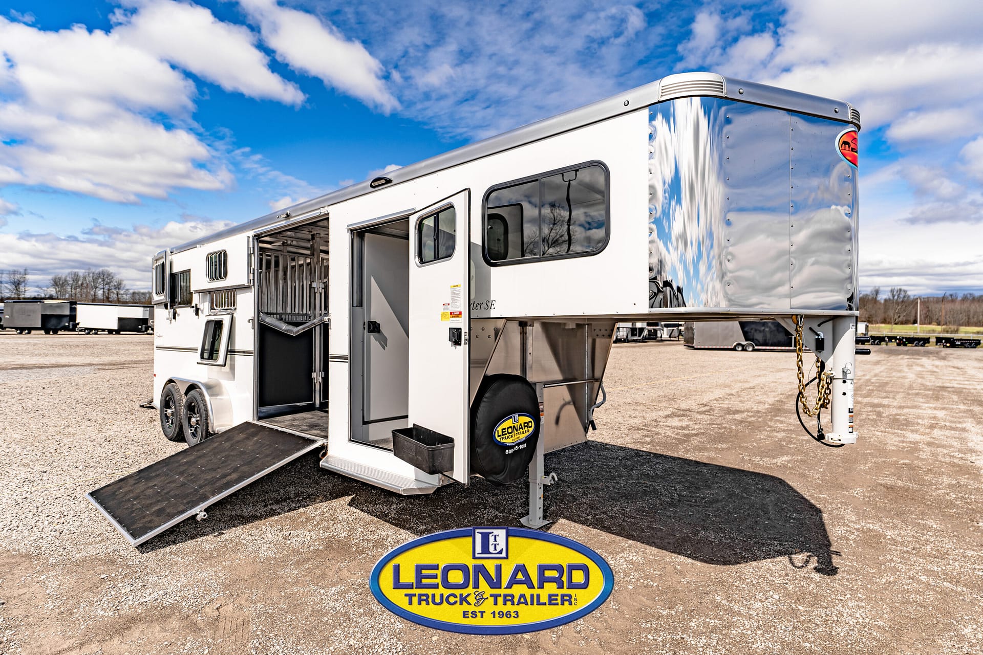 2024 New 3 Horse Sundowner Charter TRSE2+1 Gooseneck Horse Trailer – 42096