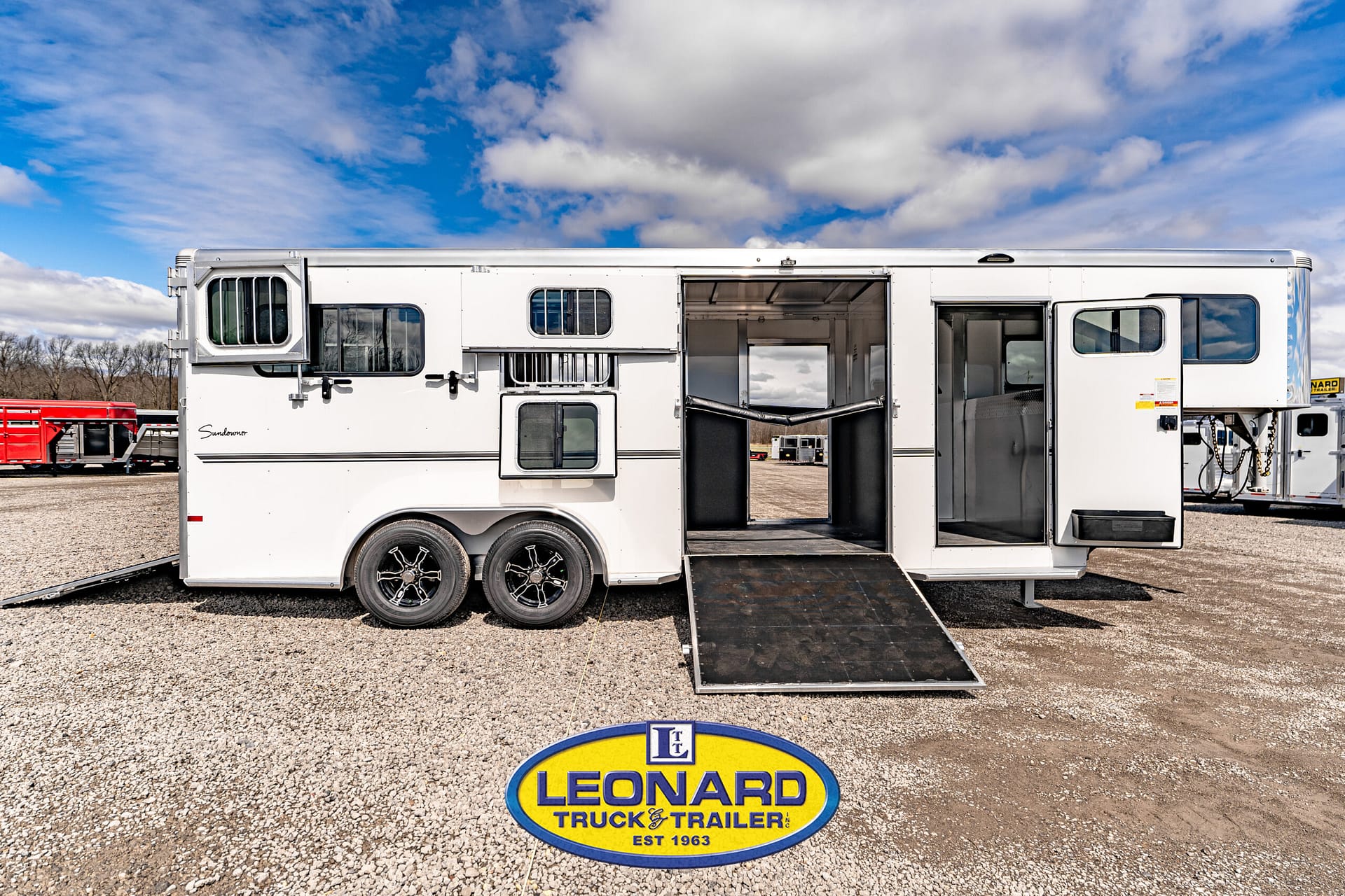 2024 New 3 Horse Sundowner Charter TRSE2+1 Gooseneck Horse Trailer – 42096
