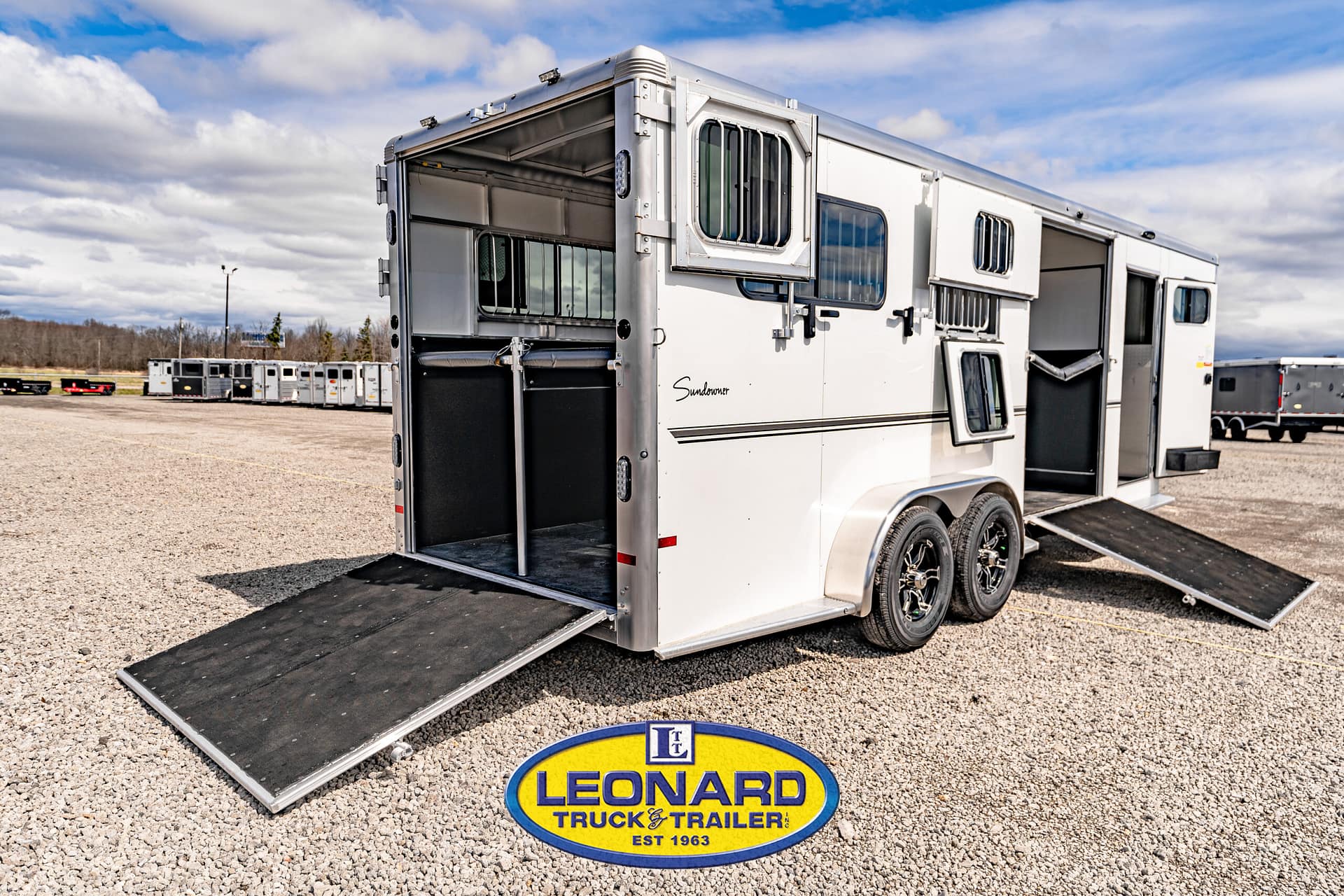 2024 New 3 Horse Sundowner Charter TRSE2+1 Gooseneck Horse Trailer – 42096