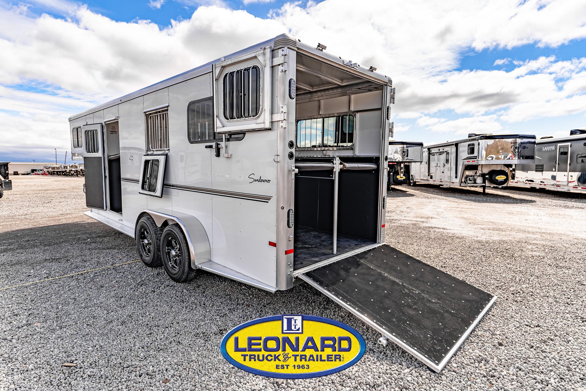 2024 New 3 Horse Sundowner Charter TRSE2+1 Gooseneck Horse Trailer – 42096