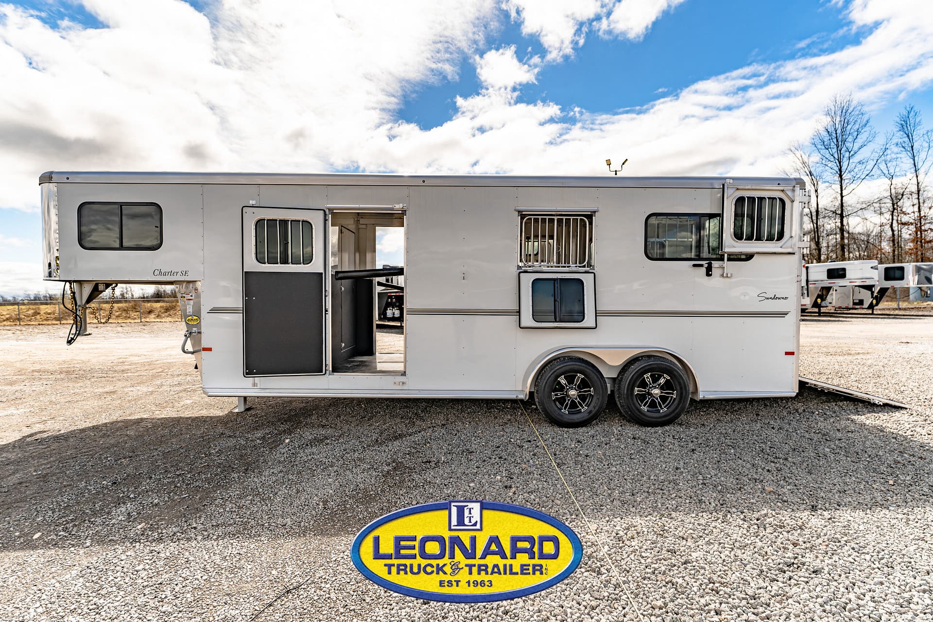 2024 New 3 Horse Sundowner Charter TRSE2+1 Gooseneck Horse Trailer – 42096