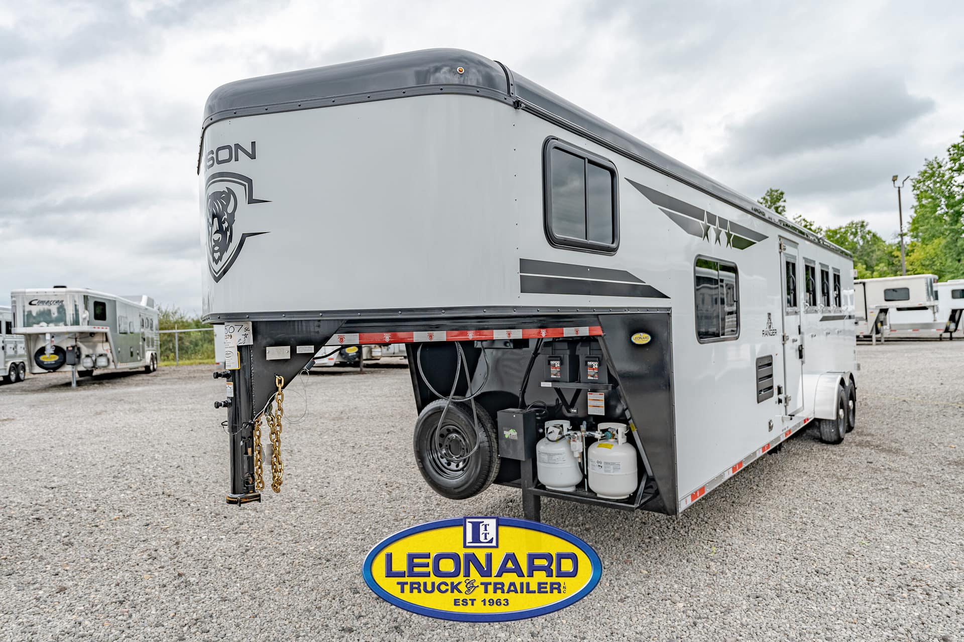 2025 4 HORSE SLANT LOAD BISON GOOSENECK WITH 10' LIVING QUARTERS HORSE TRAILER – 42379