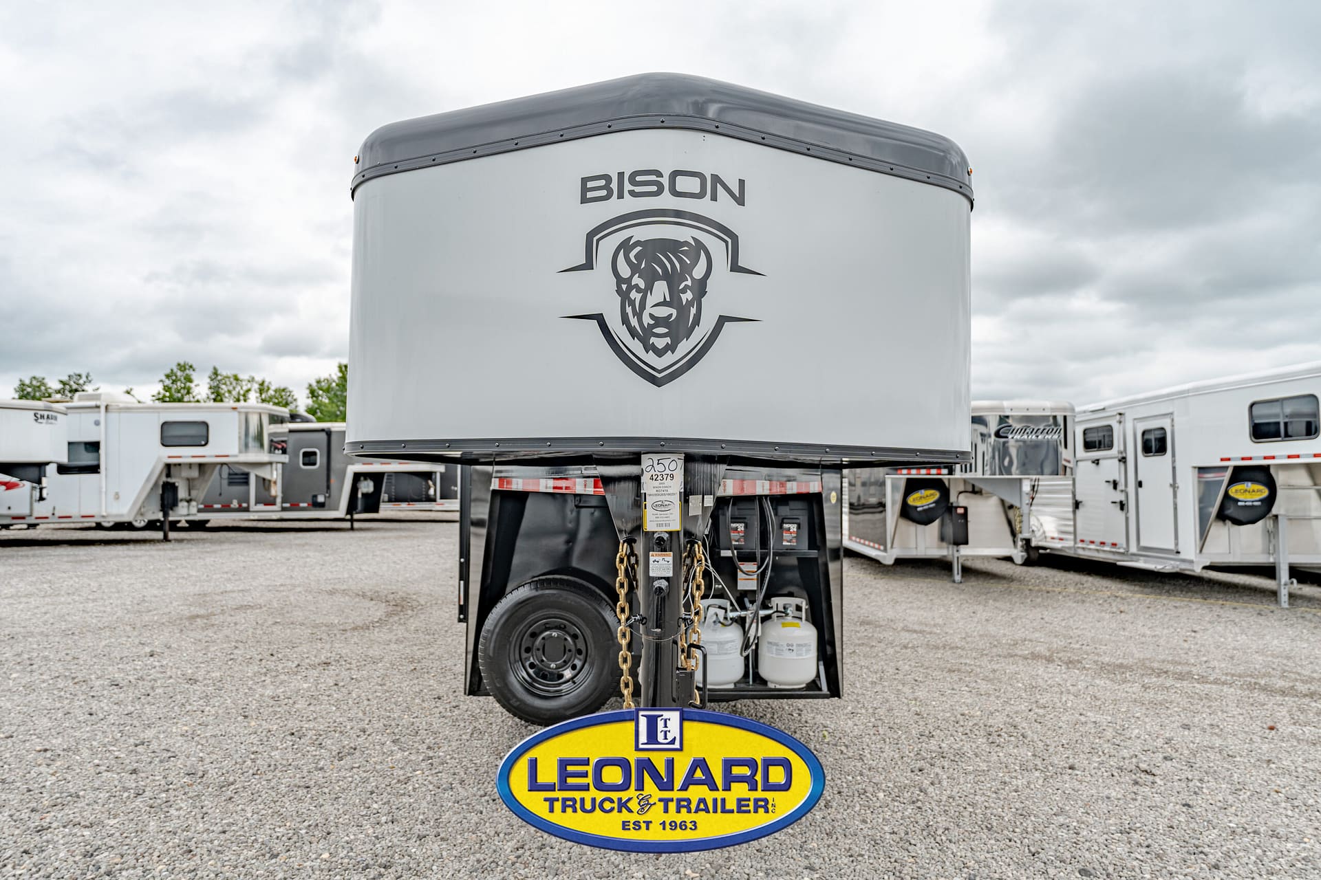 2025 4 HORSE SLANT LOAD BISON GOOSENECK WITH 10' LIVING QUARTERS HORSE TRAILER – 42379
