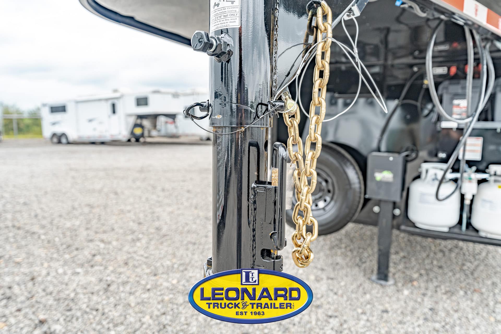 2025 4 HORSE SLANT LOAD BISON GOOSENECK WITH 10' LIVING QUARTERS HORSE TRAILER – 42379