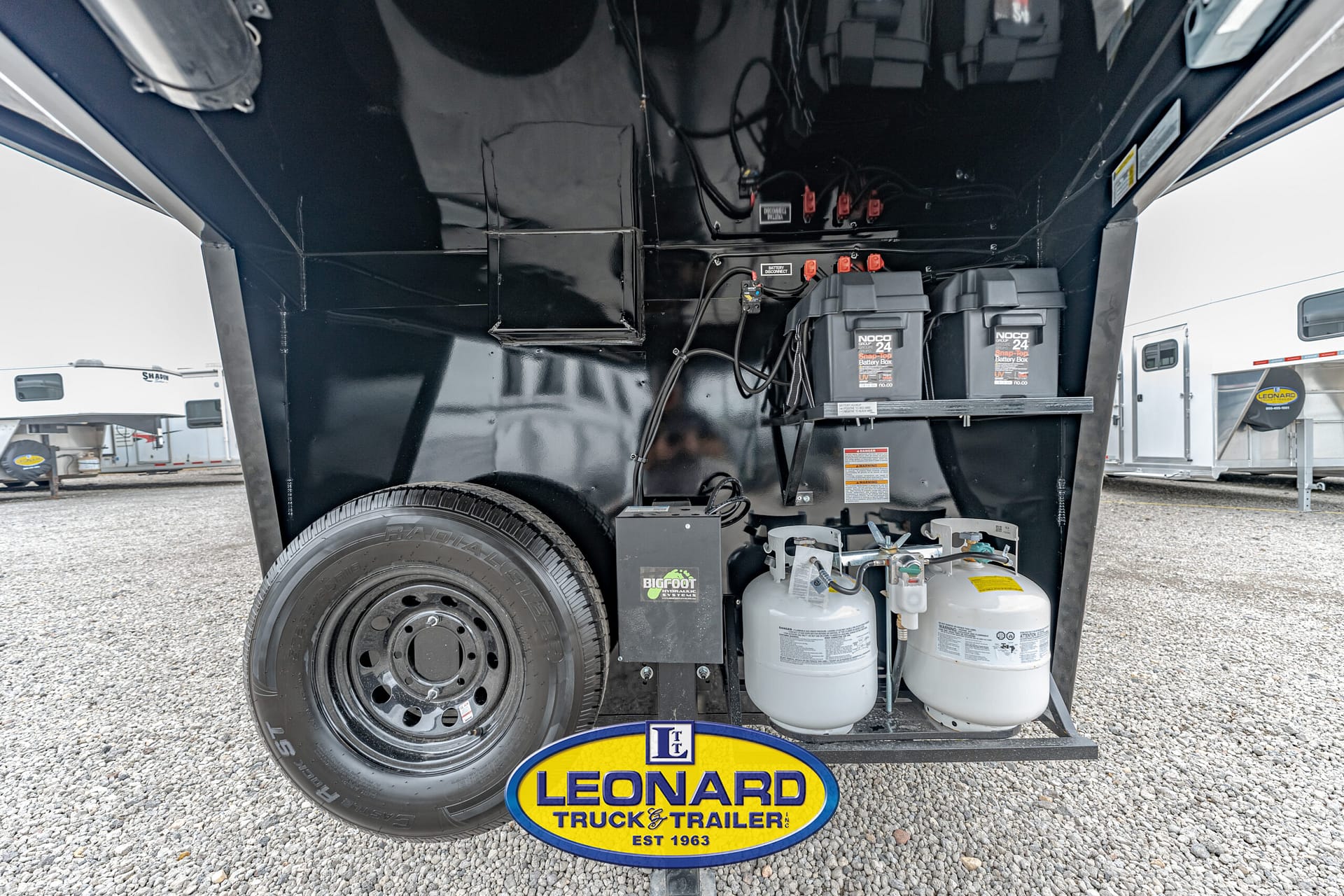 2025 4 HORSE SLANT LOAD BISON GOOSENECK WITH 10' LIVING QUARTERS HORSE TRAILER – 42379