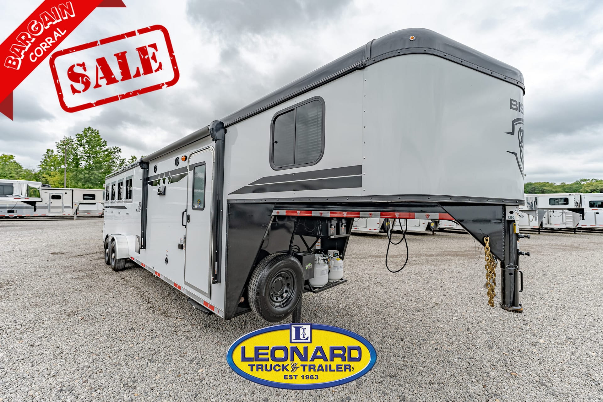2025 4 HORSE SLANT LOAD BISON GOOSENECK WITH 10' LIVING QUARTERS HORSE TRAILER – 42379