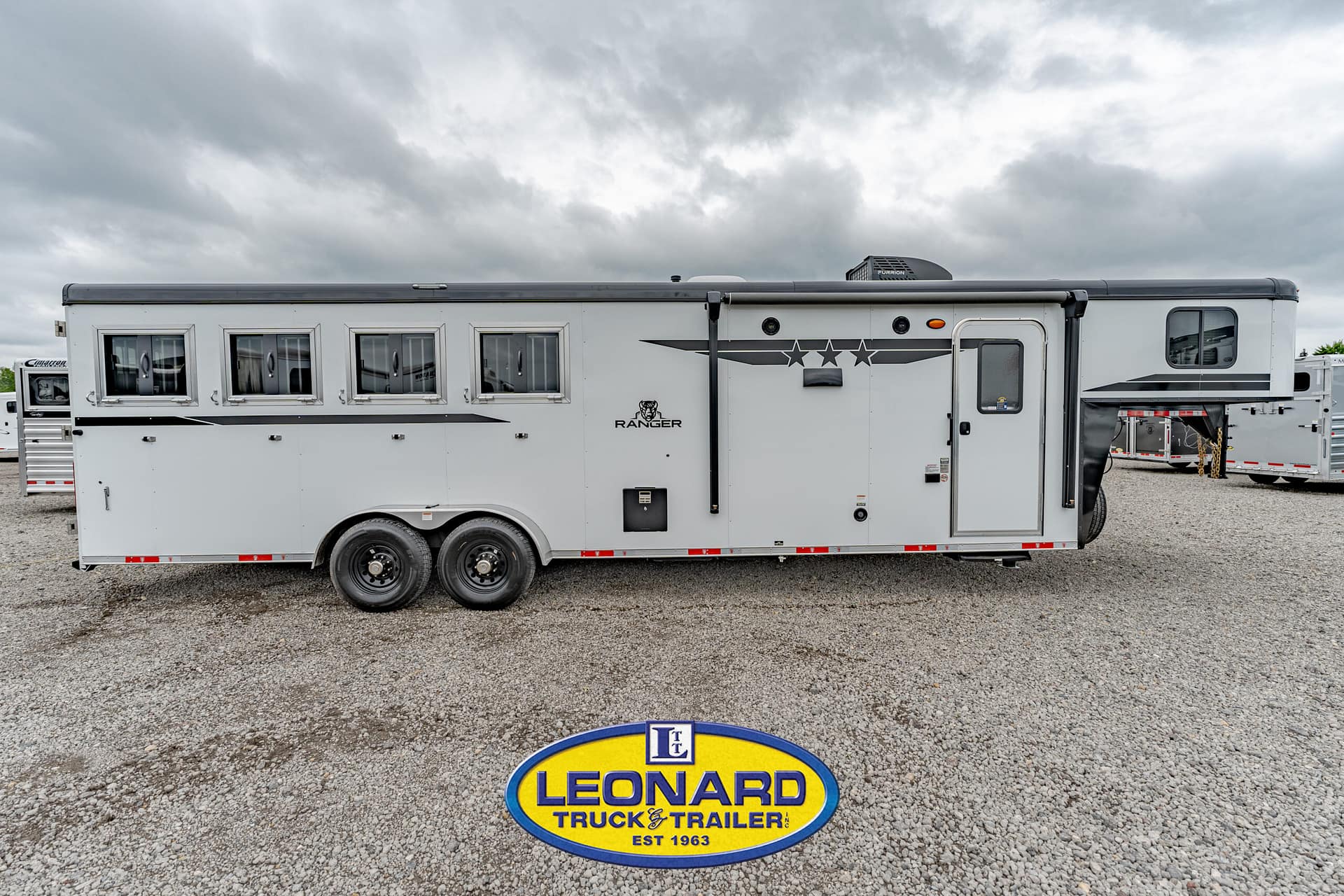 2025 4 HORSE SLANT LOAD BISON GOOSENECK WITH 10' LIVING QUARTERS HORSE TRAILER – 42379