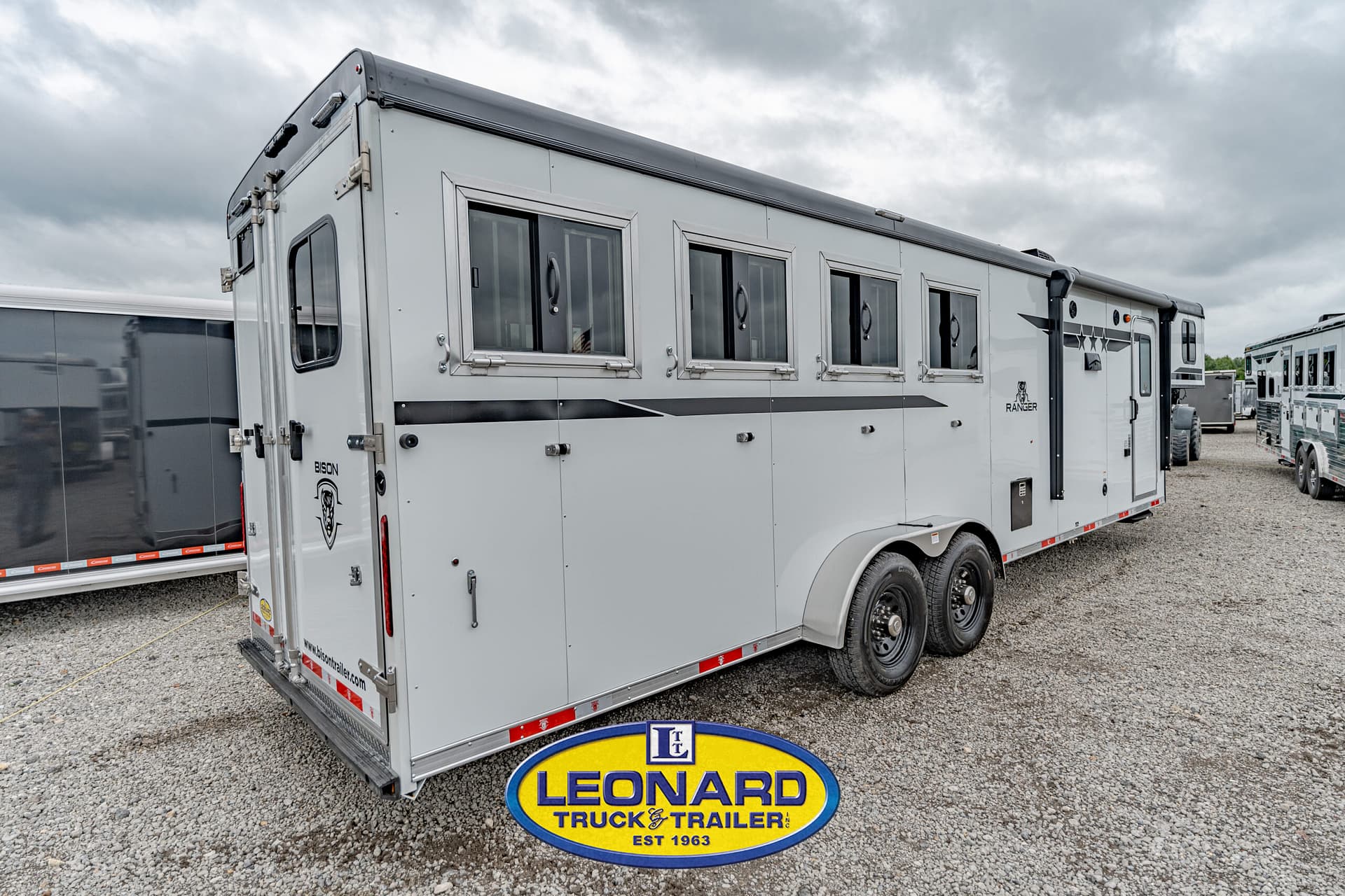 2025 4 HORSE SLANT LOAD BISON GOOSENECK WITH 10' LIVING QUARTERS HORSE TRAILER – 42379