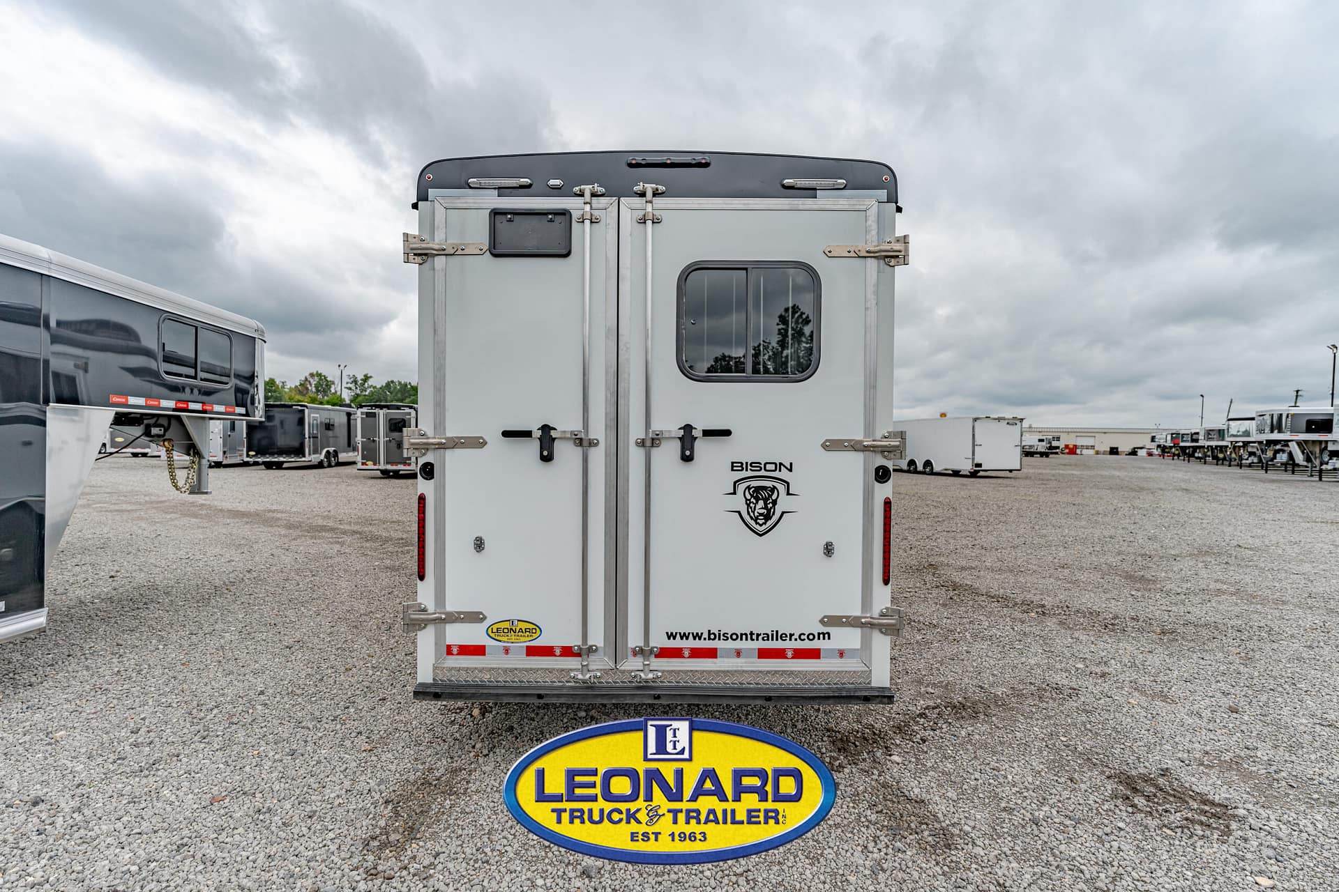 2025 4 HORSE SLANT LOAD BISON GOOSENECK WITH 10' LIVING QUARTERS HORSE TRAILER – 42379