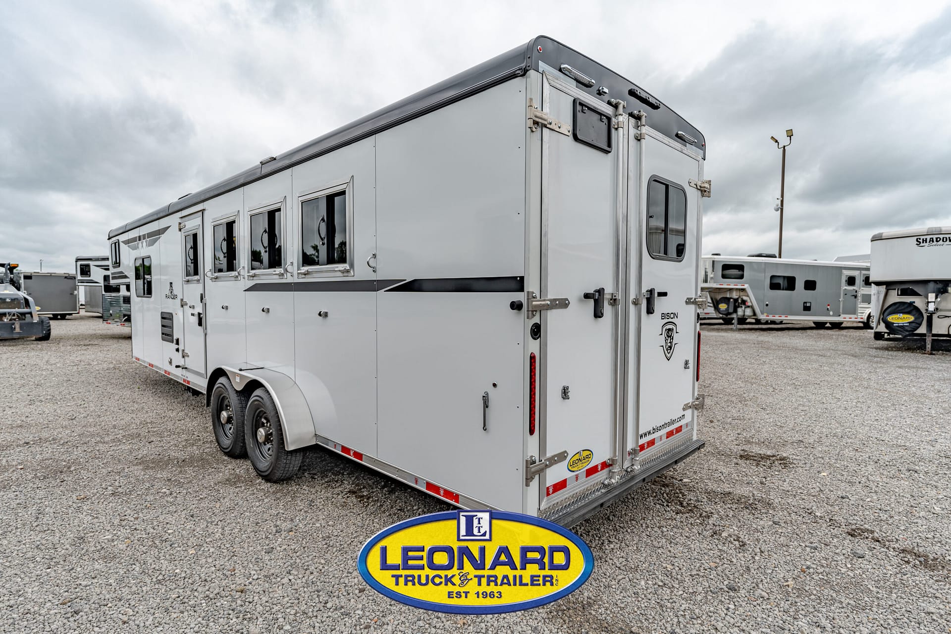 2025 4 HORSE SLANT LOAD BISON GOOSENECK WITH 10' LIVING QUARTERS HORSE TRAILER – 42379