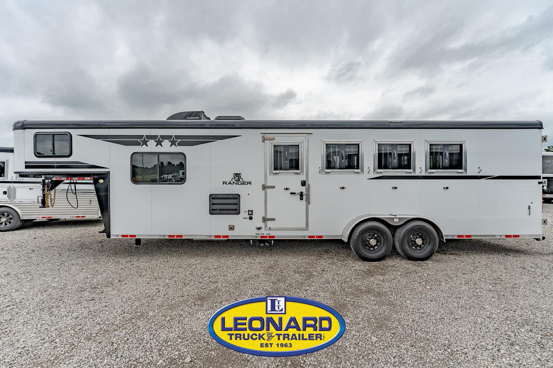 2025 4 HORSE SLANT LOAD BISON GOOSENECK WITH 10' LIVING QUARTERS HORSE TRAILER – 42379