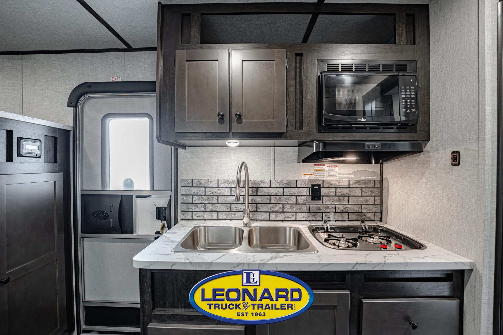 2025 4 HORSE SLANT LOAD BISON GOOSENECK WITH 10' LIVING QUARTERS HORSE TRAILER – 42379