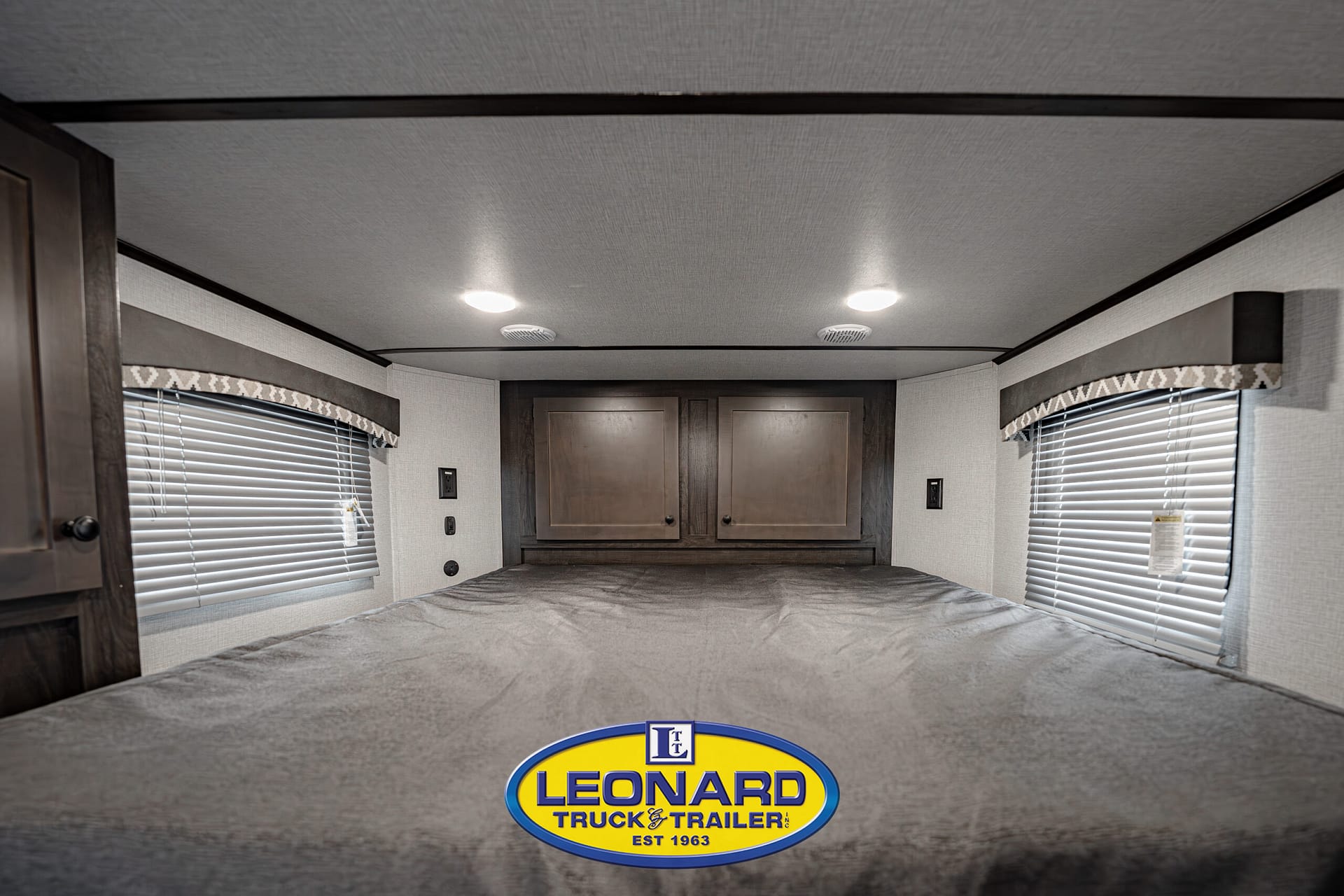 2025 4 HORSE SLANT LOAD BISON GOOSENECK WITH 10' LIVING QUARTERS HORSE TRAILER – 42379