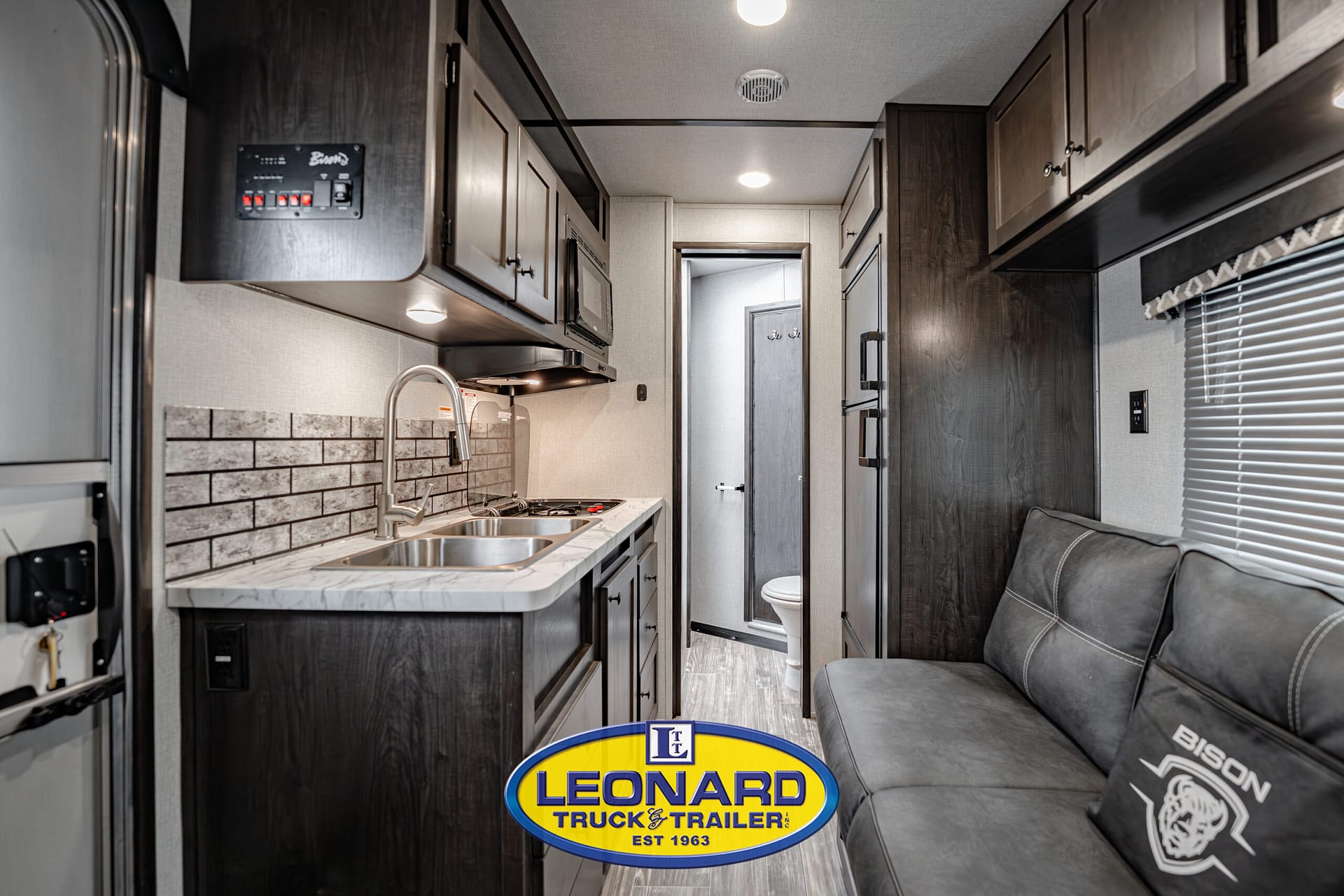 2025 4 HORSE SLANT LOAD BISON GOOSENECK WITH 10' LIVING QUARTERS HORSE TRAILER – 42379