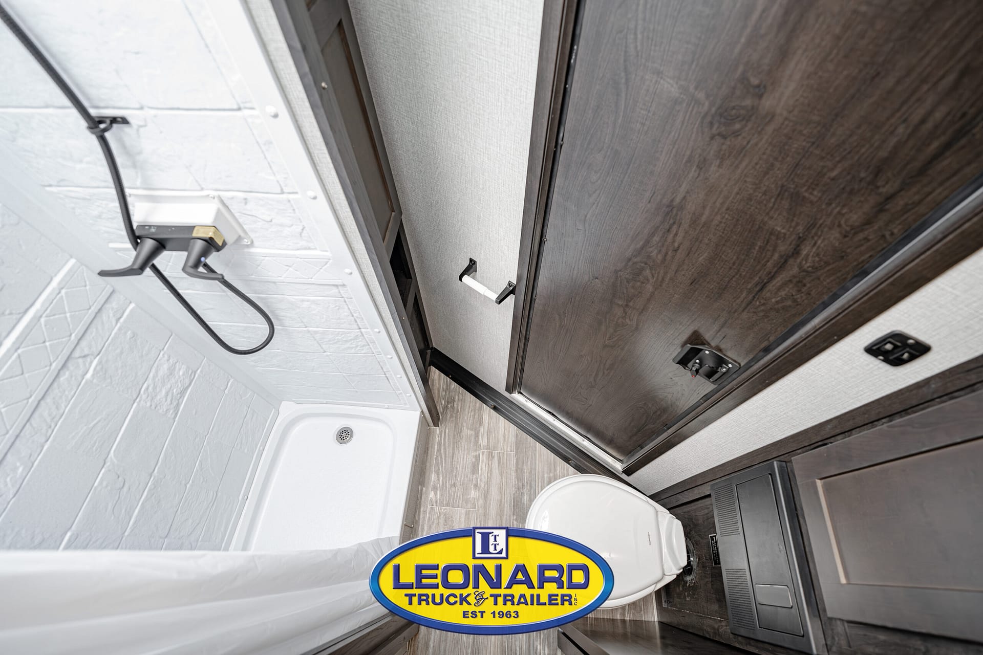 2025 4 HORSE SLANT LOAD BISON GOOSENECK WITH 10' LIVING QUARTERS HORSE TRAILER – 42379