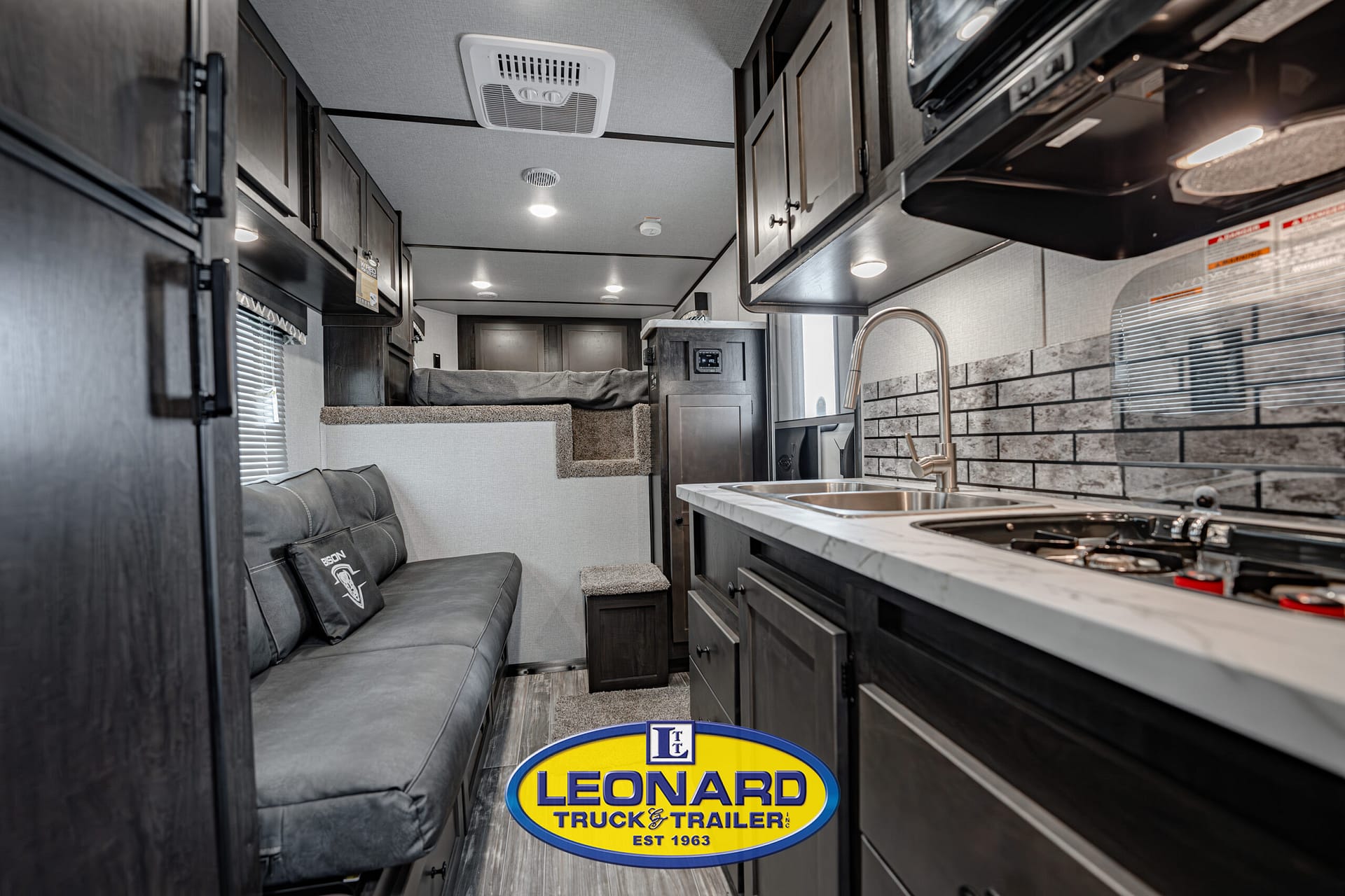 2025 4 HORSE SLANT LOAD BISON GOOSENECK WITH 10' LIVING QUARTERS HORSE TRAILER – 42379