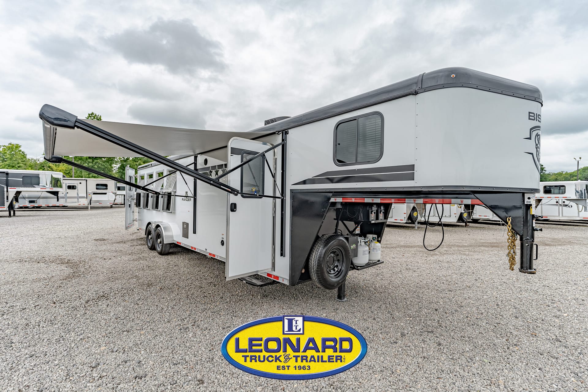 2025 4 HORSE SLANT LOAD BISON GOOSENECK WITH 10' LIVING QUARTERS HORSE TRAILER – 42379