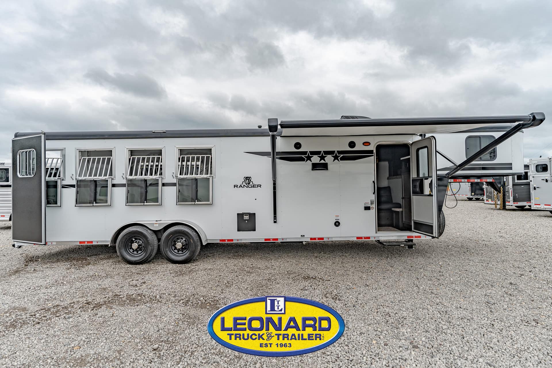 2025 4 HORSE SLANT LOAD BISON GOOSENECK WITH 10' LIVING QUARTERS HORSE TRAILER – 42379