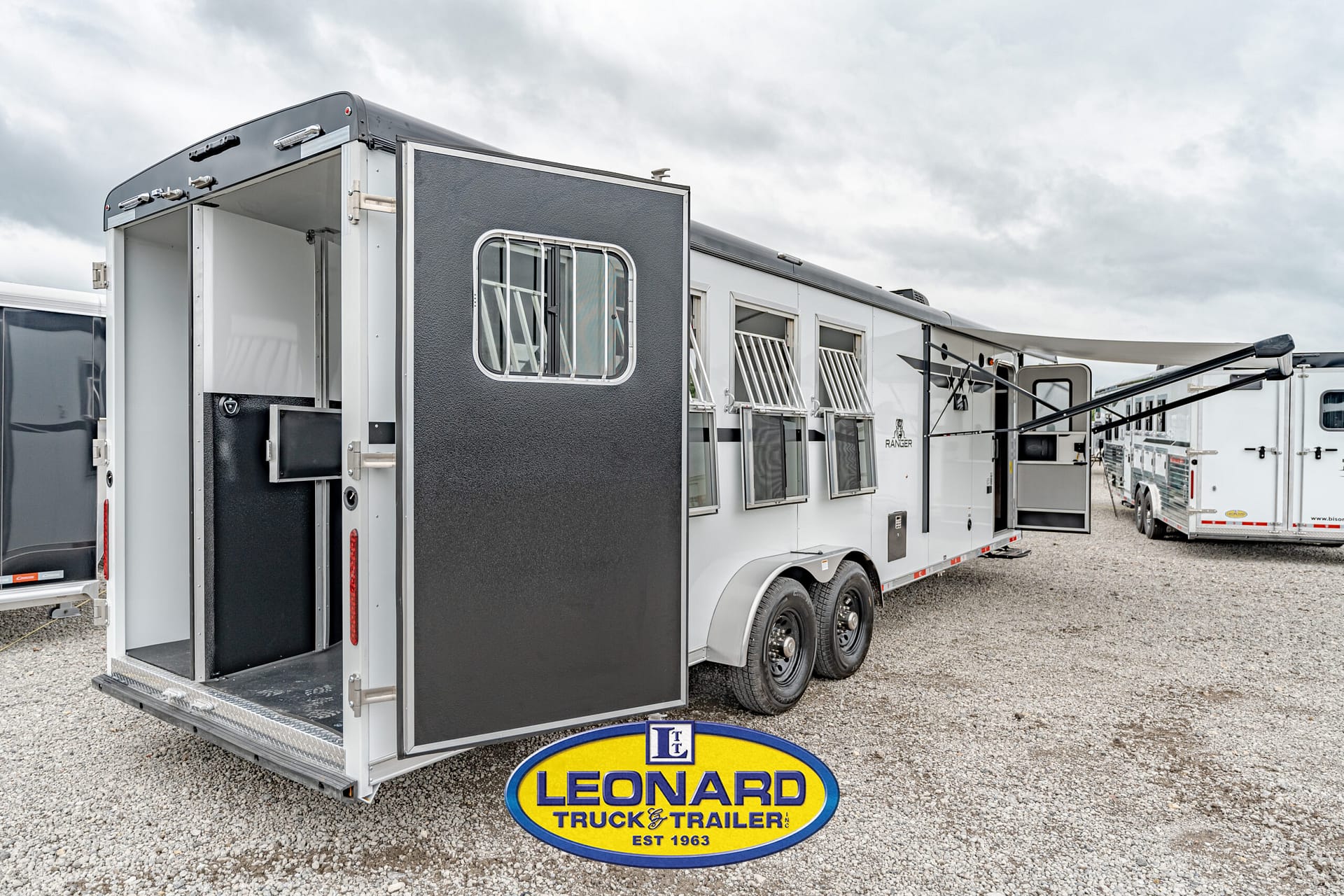 2025 4 HORSE SLANT LOAD BISON GOOSENECK WITH 10' LIVING QUARTERS HORSE TRAILER – 42379