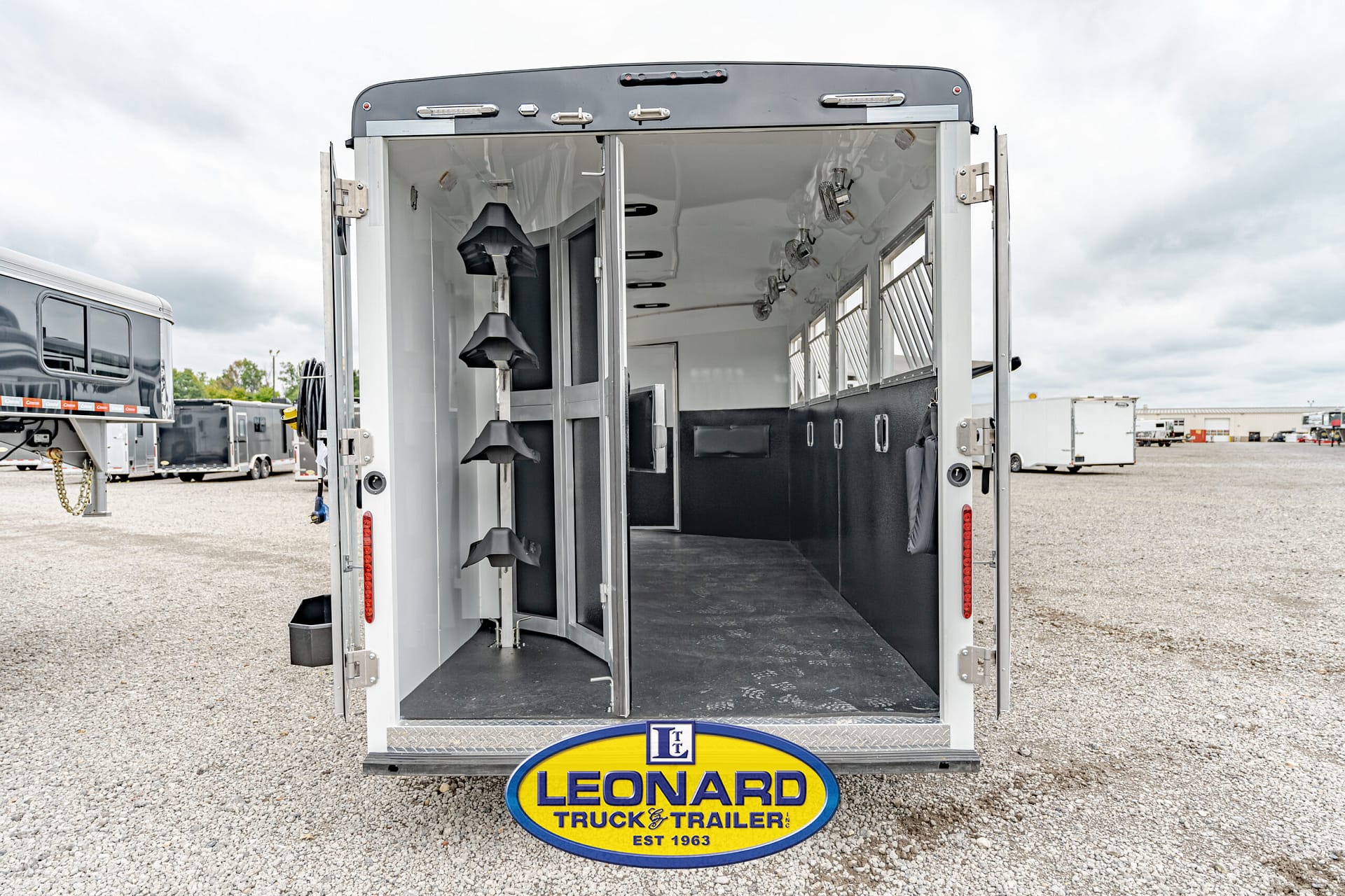 2025 4 HORSE SLANT LOAD BISON GOOSENECK WITH 10' LIVING QUARTERS HORSE TRAILER – 42379