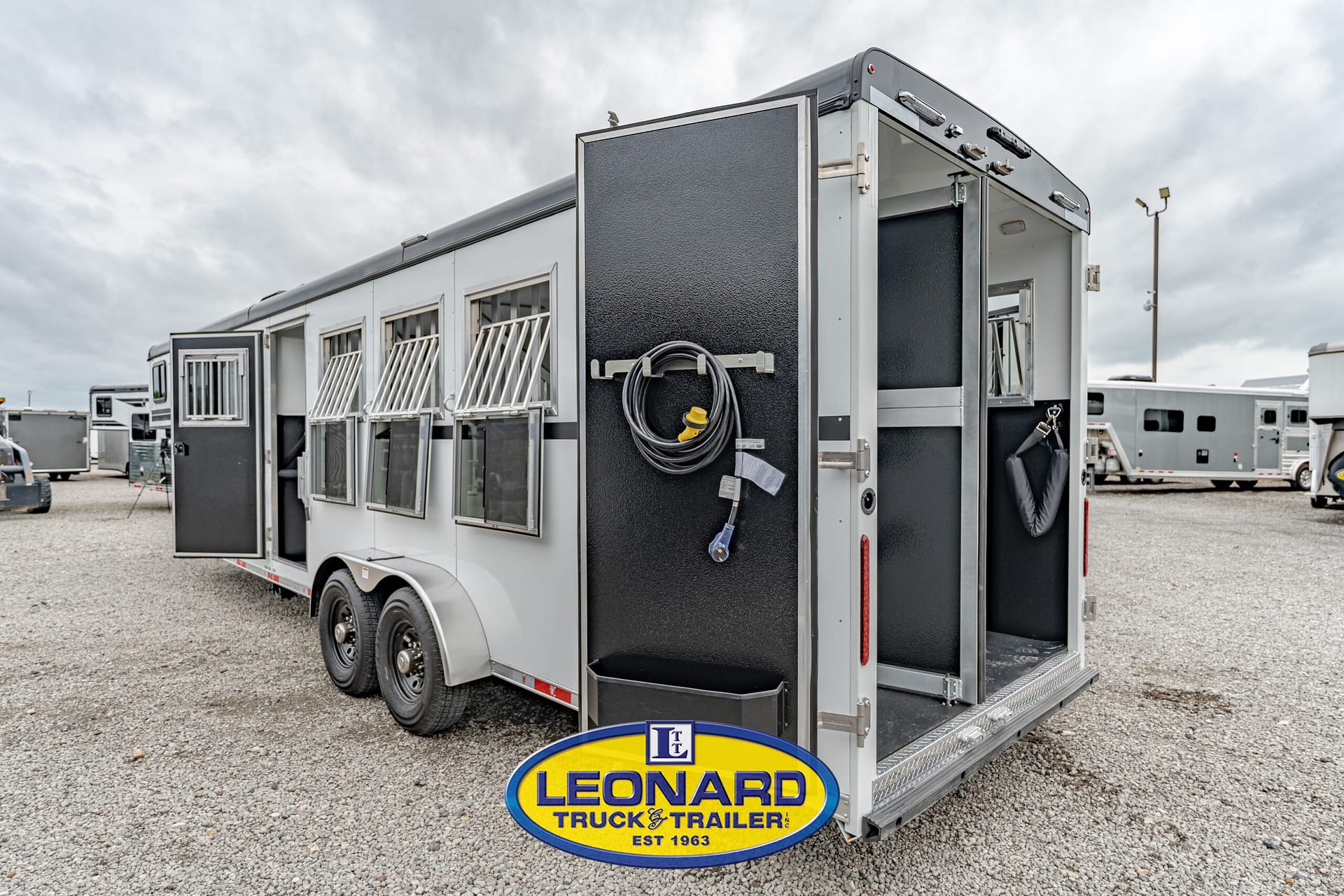 2025 4 HORSE SLANT LOAD BISON GOOSENECK WITH 10' LIVING QUARTERS HORSE TRAILER – 42379