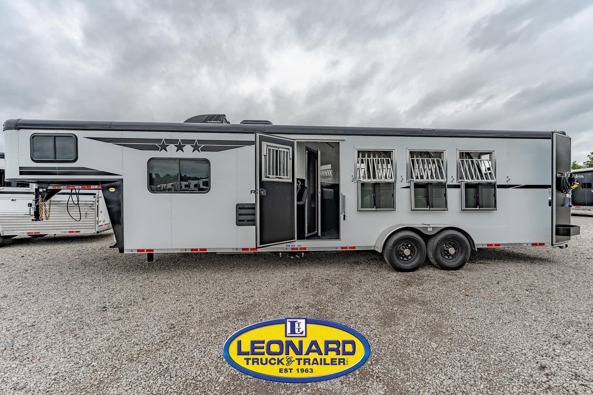 2025 4 HORSE SLANT LOAD BISON GOOSENECK WITH 10' LIVING QUARTERS HORSE TRAILER – 42379