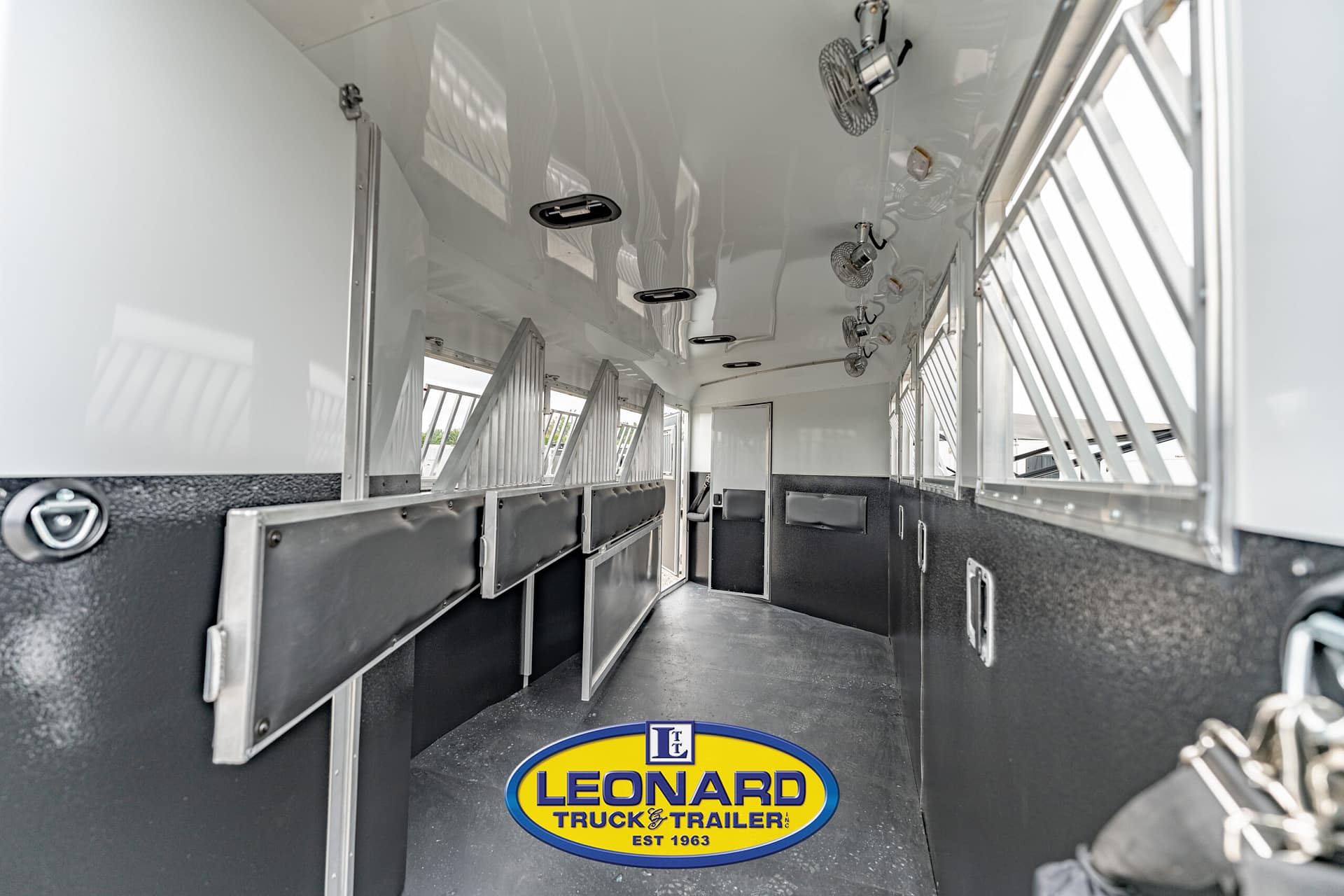 2025 4 HORSE SLANT LOAD BISON GOOSENECK WITH 10' LIVING QUARTERS HORSE TRAILER – 42379