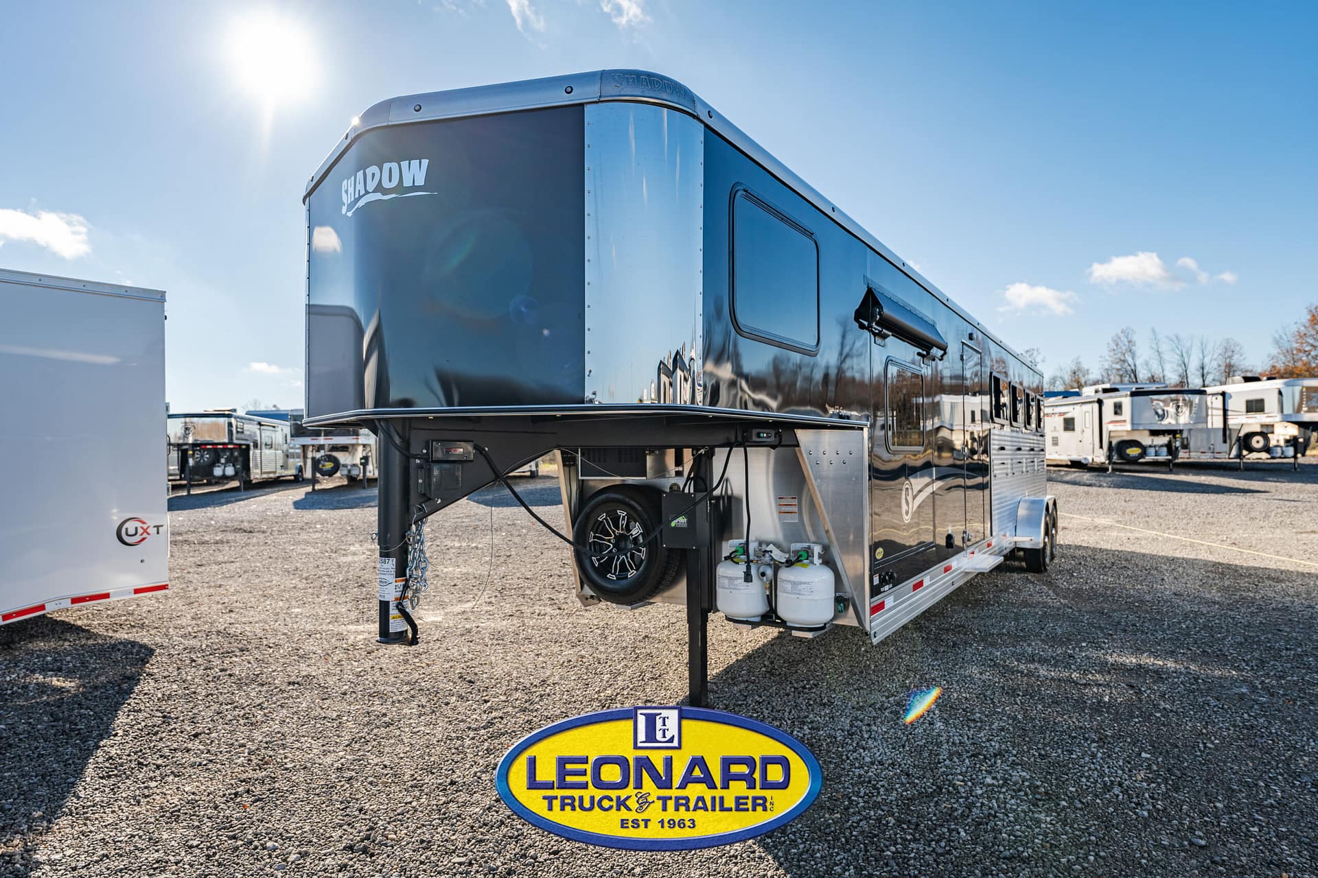 2025 New 37' Shadow 69290E-8 Pen Gooseneck Stock TrailerWith Living Quarters – 42587