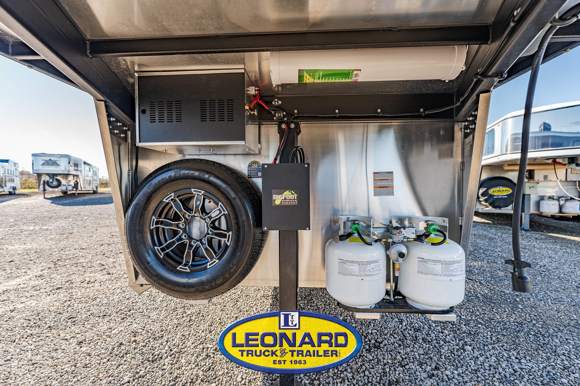 2025 New 37' Shadow 69290E-8 Pen Gooseneck Stock TrailerWith Living Quarters – 42587