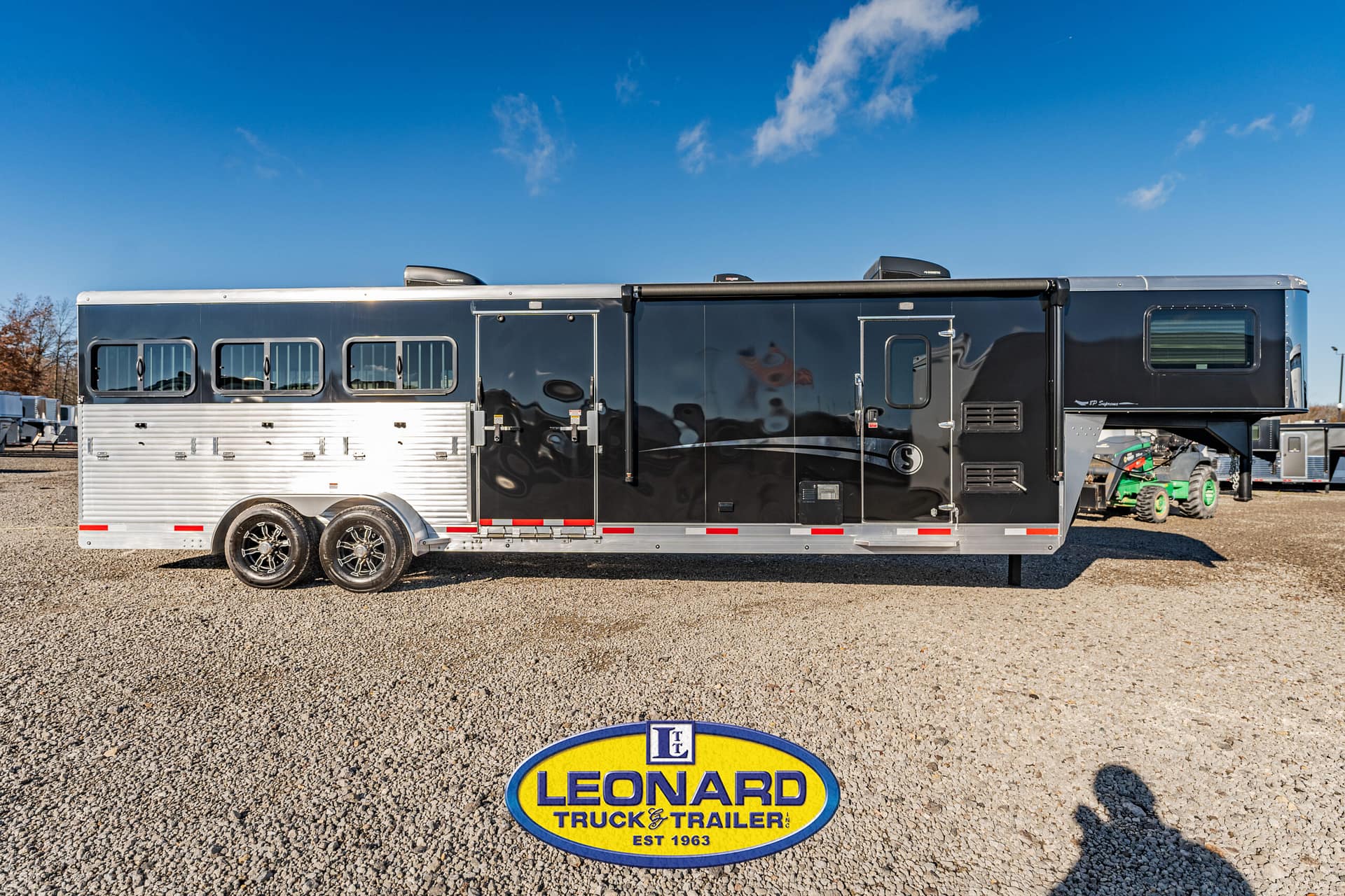 2025 New 37' Shadow 69290E-8 Pen Gooseneck Stock TrailerWith Living Quarters – 42587