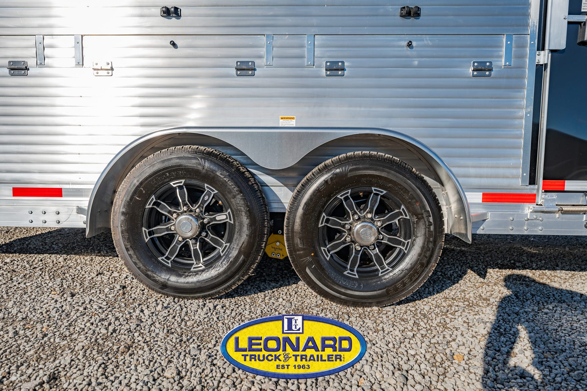 2025 New 37' Shadow 69290E-8 Pen Gooseneck Stock TrailerWith Living Quarters – 42587