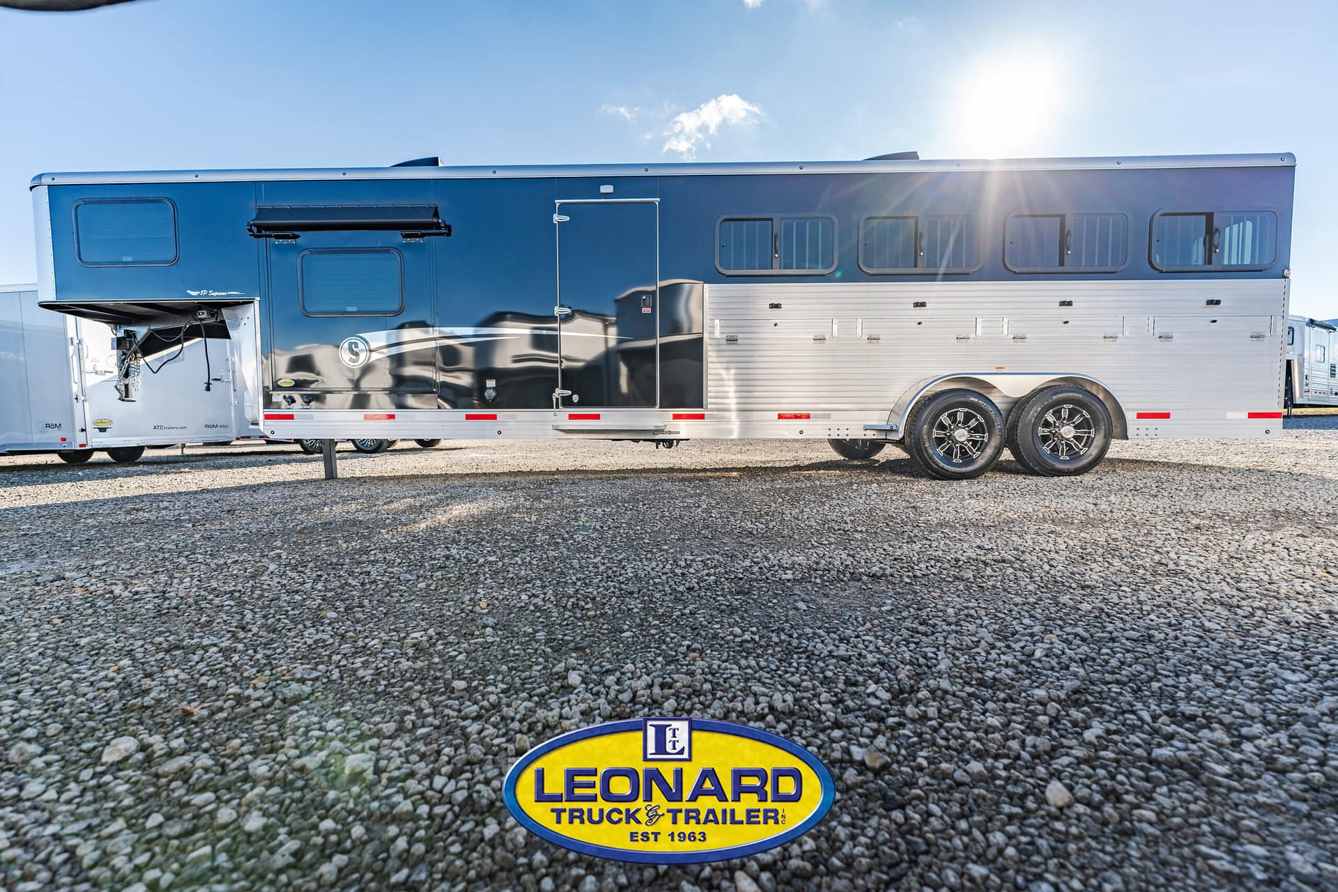 2025 New 37' Shadow 69290E-8 Pen Gooseneck Stock TrailerWith Living Quarters – 42587