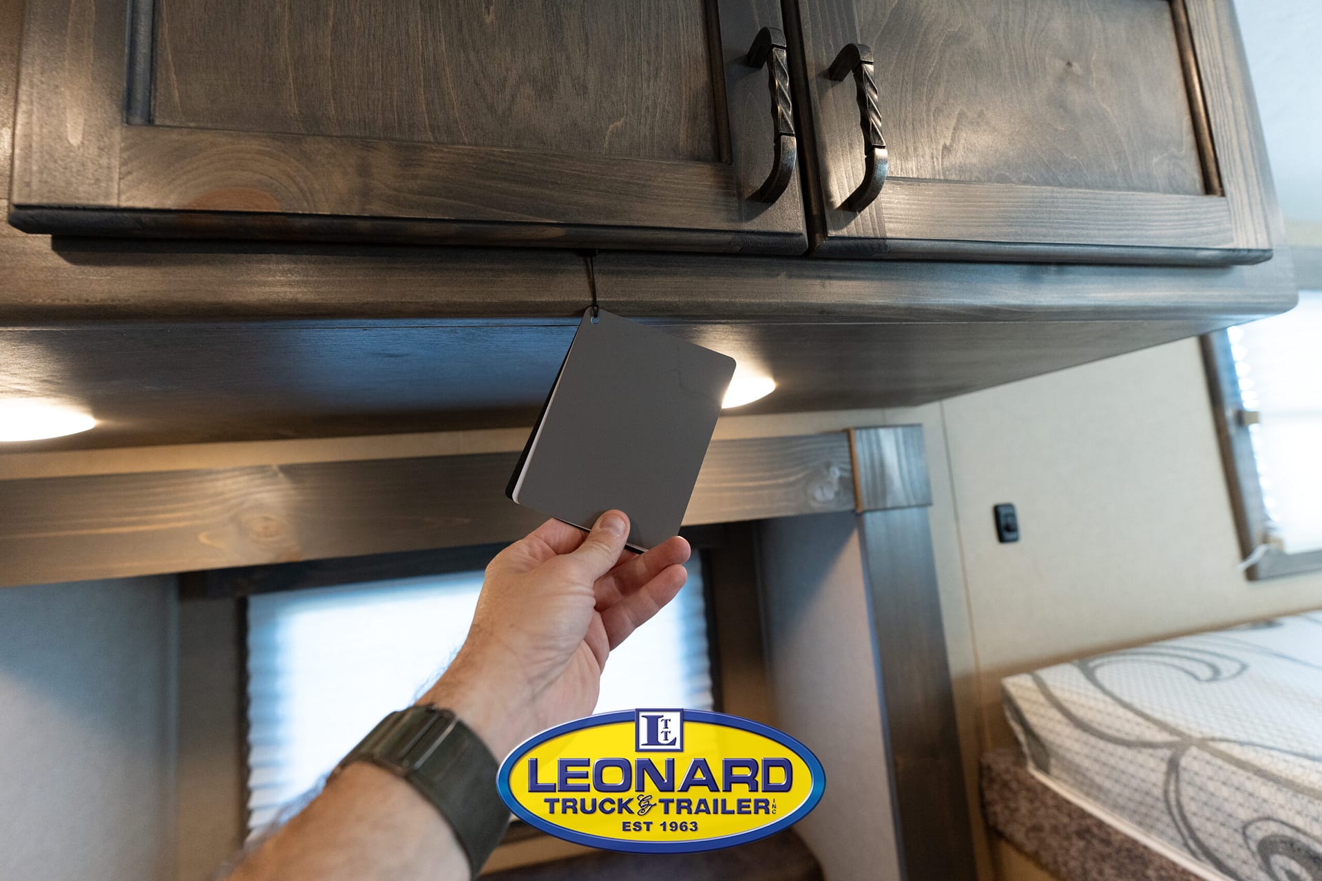 2025 New 37' Shadow 69290E-8 Pen Gooseneck Stock TrailerWith Living Quarters – 42587