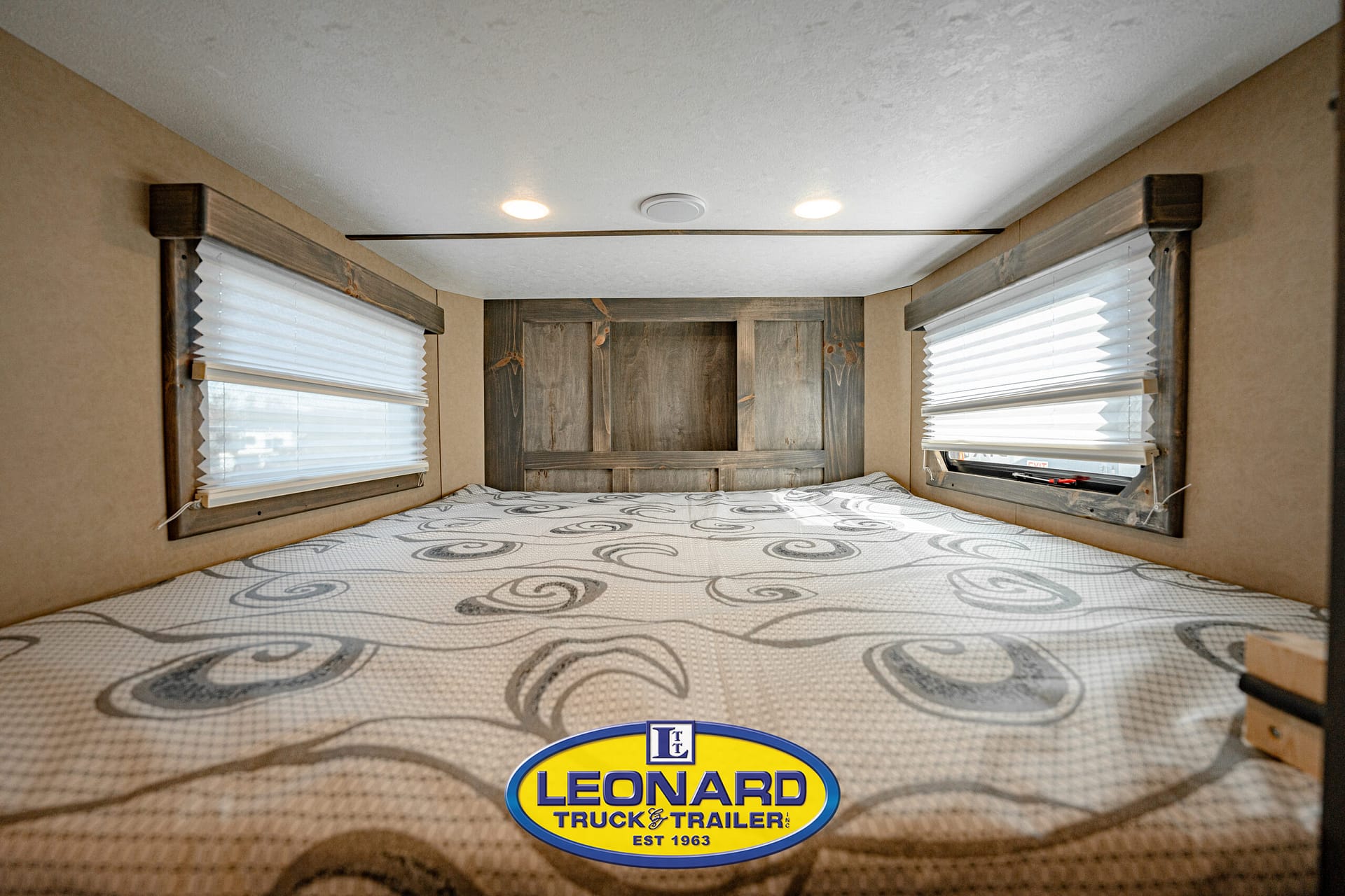 2025 New 37' Shadow 69290E-8 Pen Gooseneck Stock TrailerWith Living Quarters – 42587