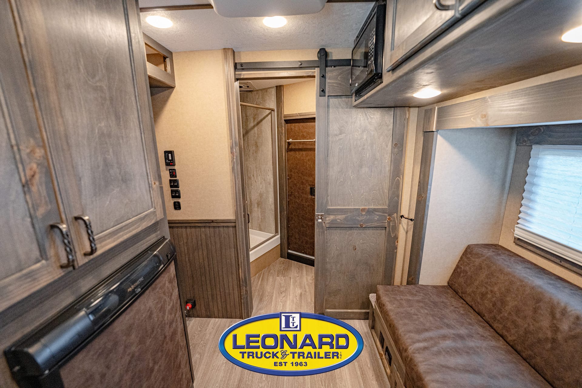 2025 New 37' Shadow 69290E-8 Pen Gooseneck Stock TrailerWith Living Quarters – 42587