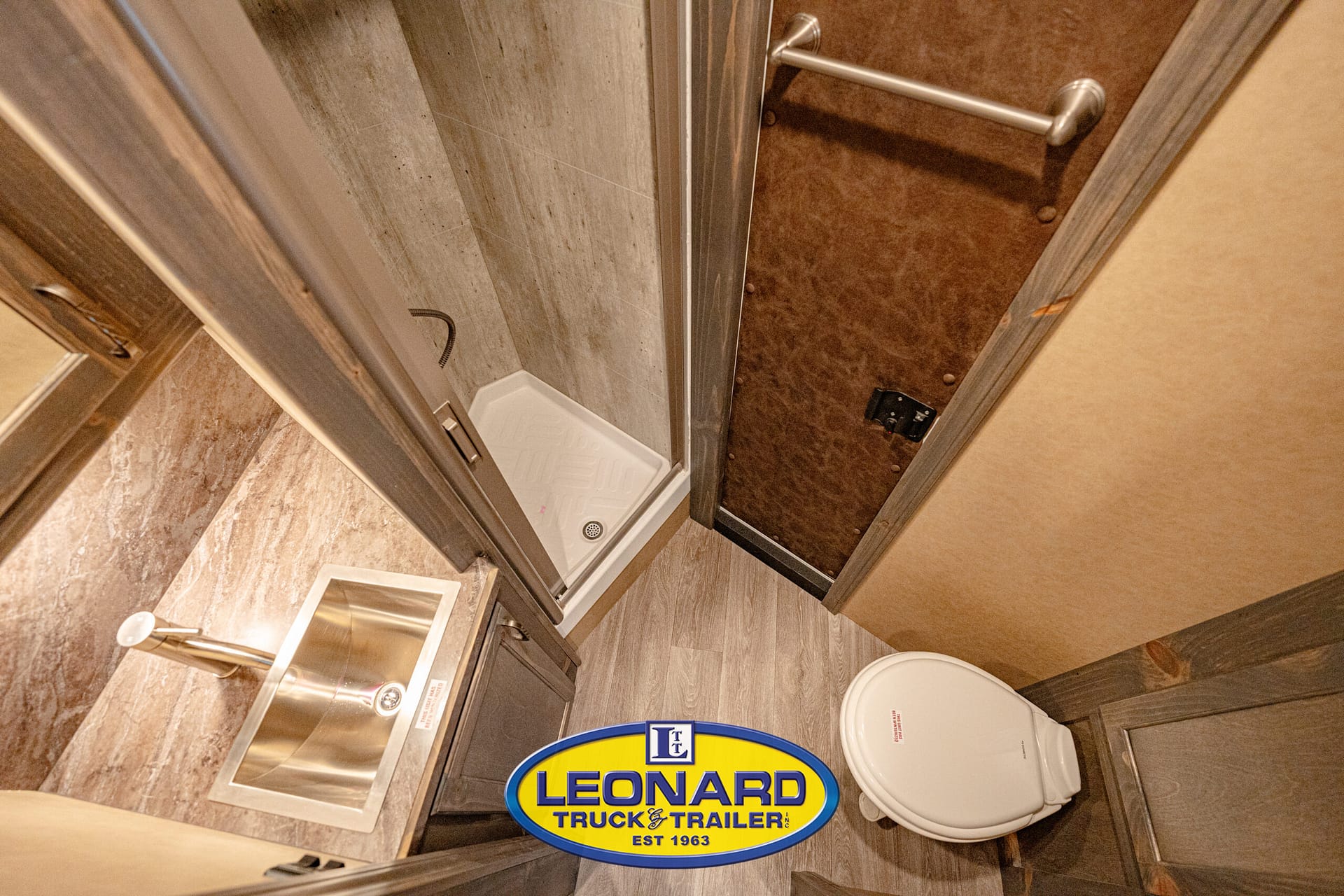 2025 New 37' Shadow 69290E-8 Pen Gooseneck Stock TrailerWith Living Quarters – 42587