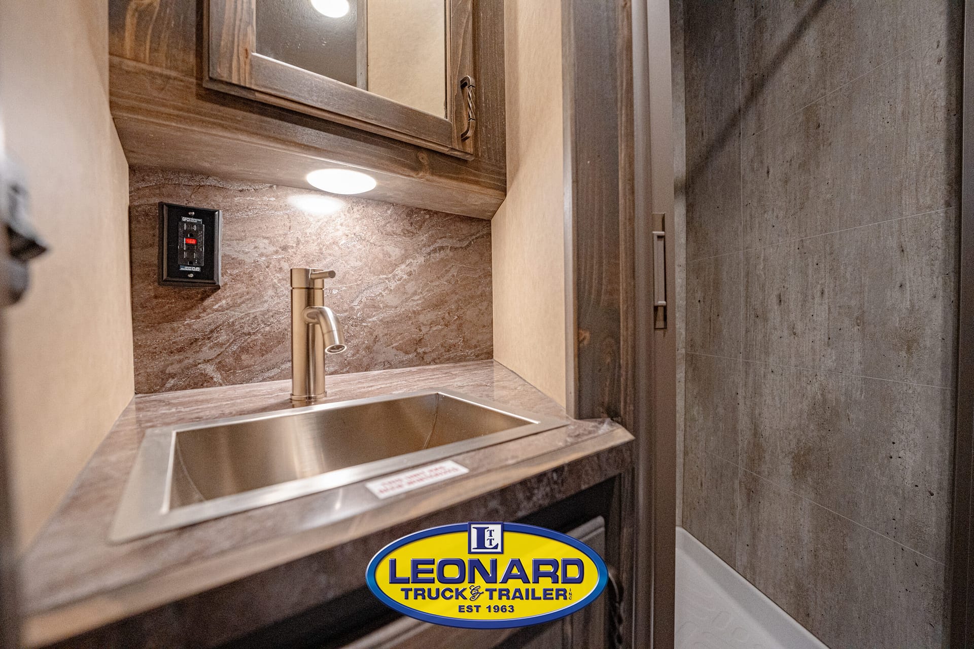 2025 New 37' Shadow 69290E-8 Pen Gooseneck Stock TrailerWith Living Quarters – 42587