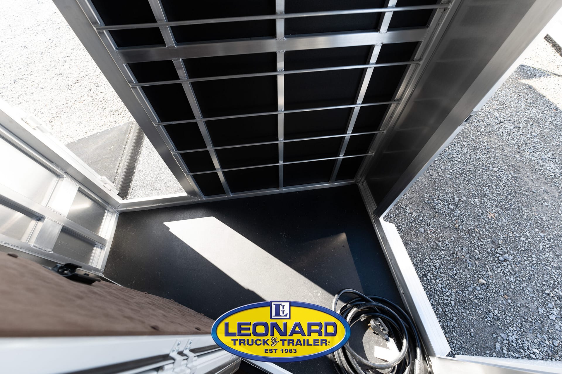 2025 New 37' Shadow 69290E-8 Pen Gooseneck Stock TrailerWith Living Quarters – 42587