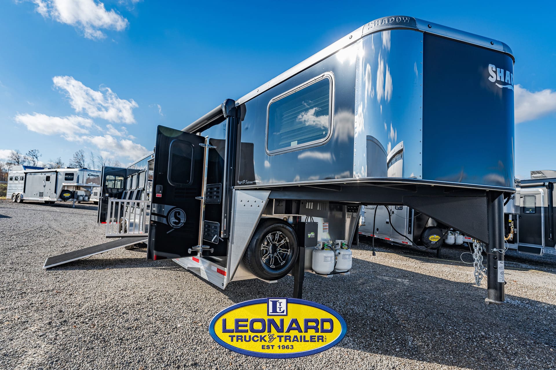 2025 New 37' Shadow 69290E-8 Pen Gooseneck Stock TrailerWith Living Quarters – 42587