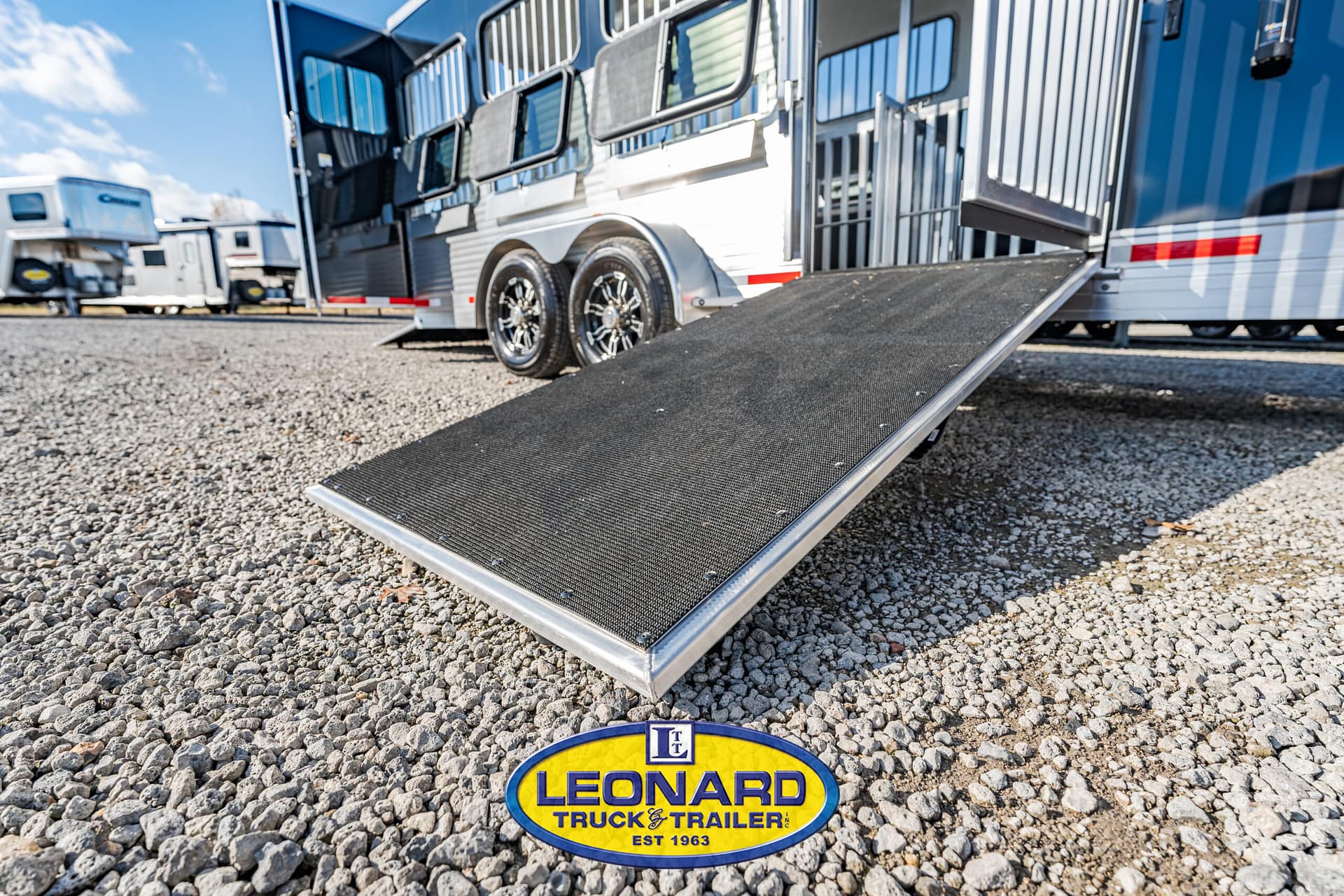 2025 New 37' Shadow 69290E-8 Pen Gooseneck Stock TrailerWith Living Quarters – 42587