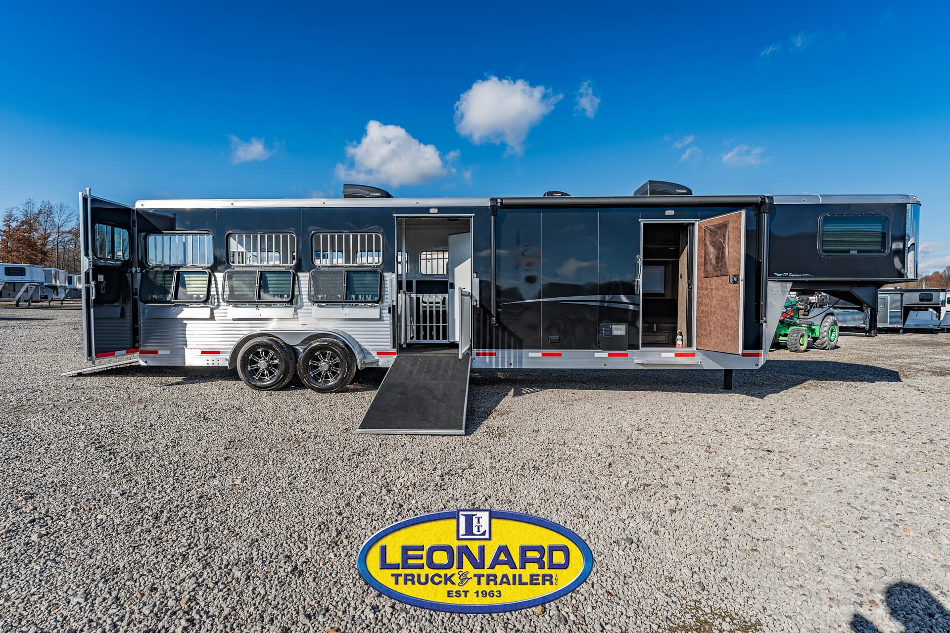 2025 New 37' Shadow 69290E-8 Pen Gooseneck Stock TrailerWith Living Quarters – 42587